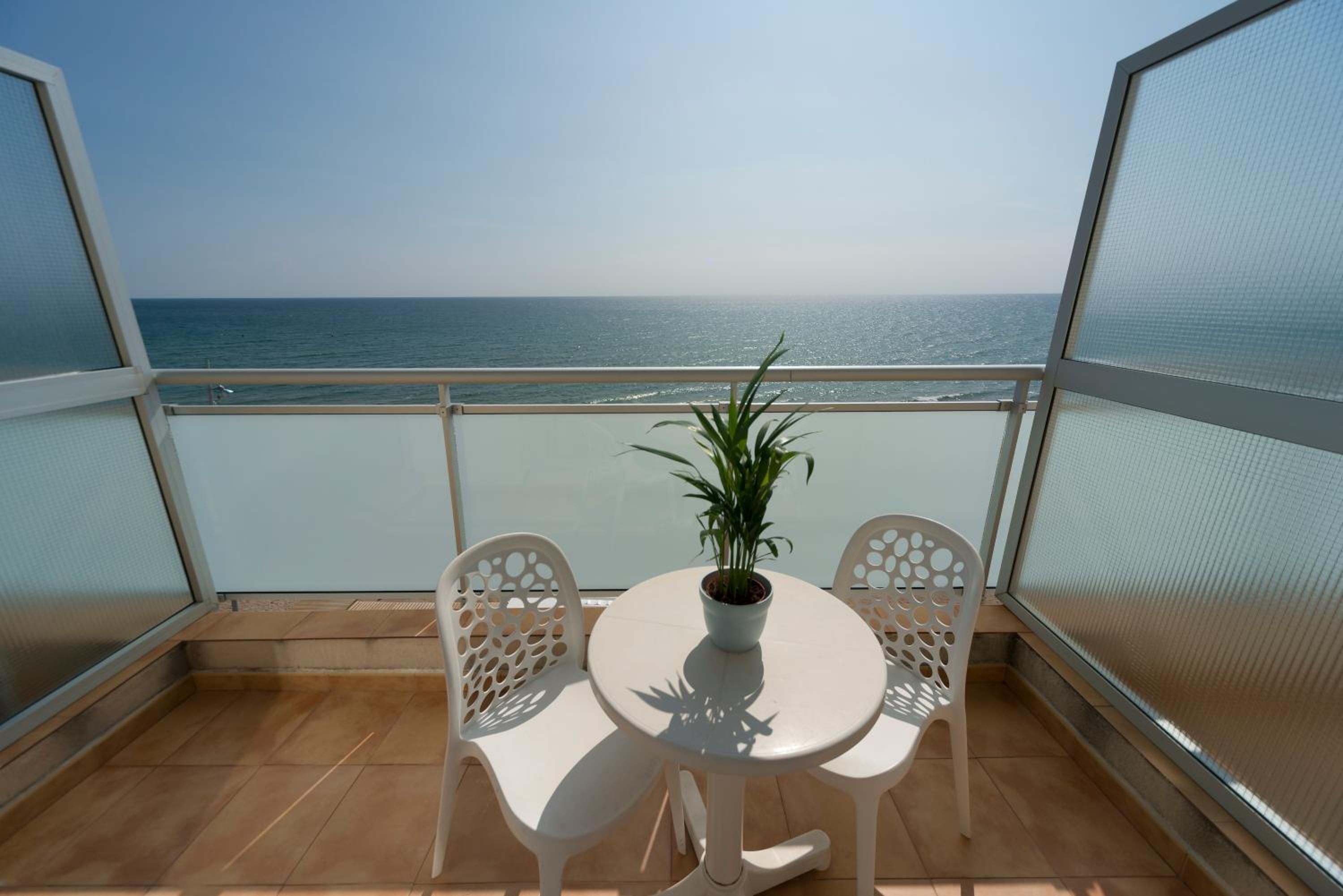Double Room with Sea View (2 Adults) - Photo 2