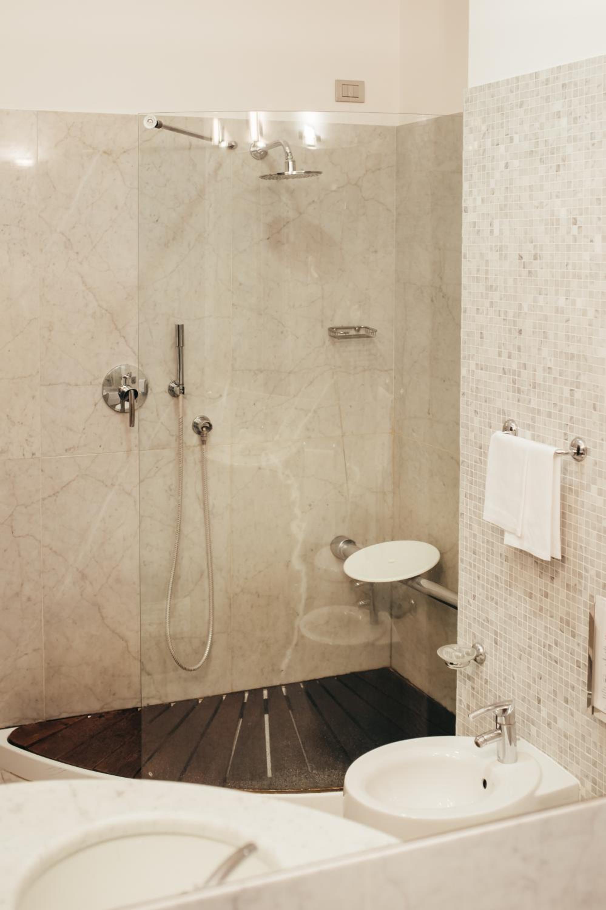 Superior Double or Twin Room - Photo 11