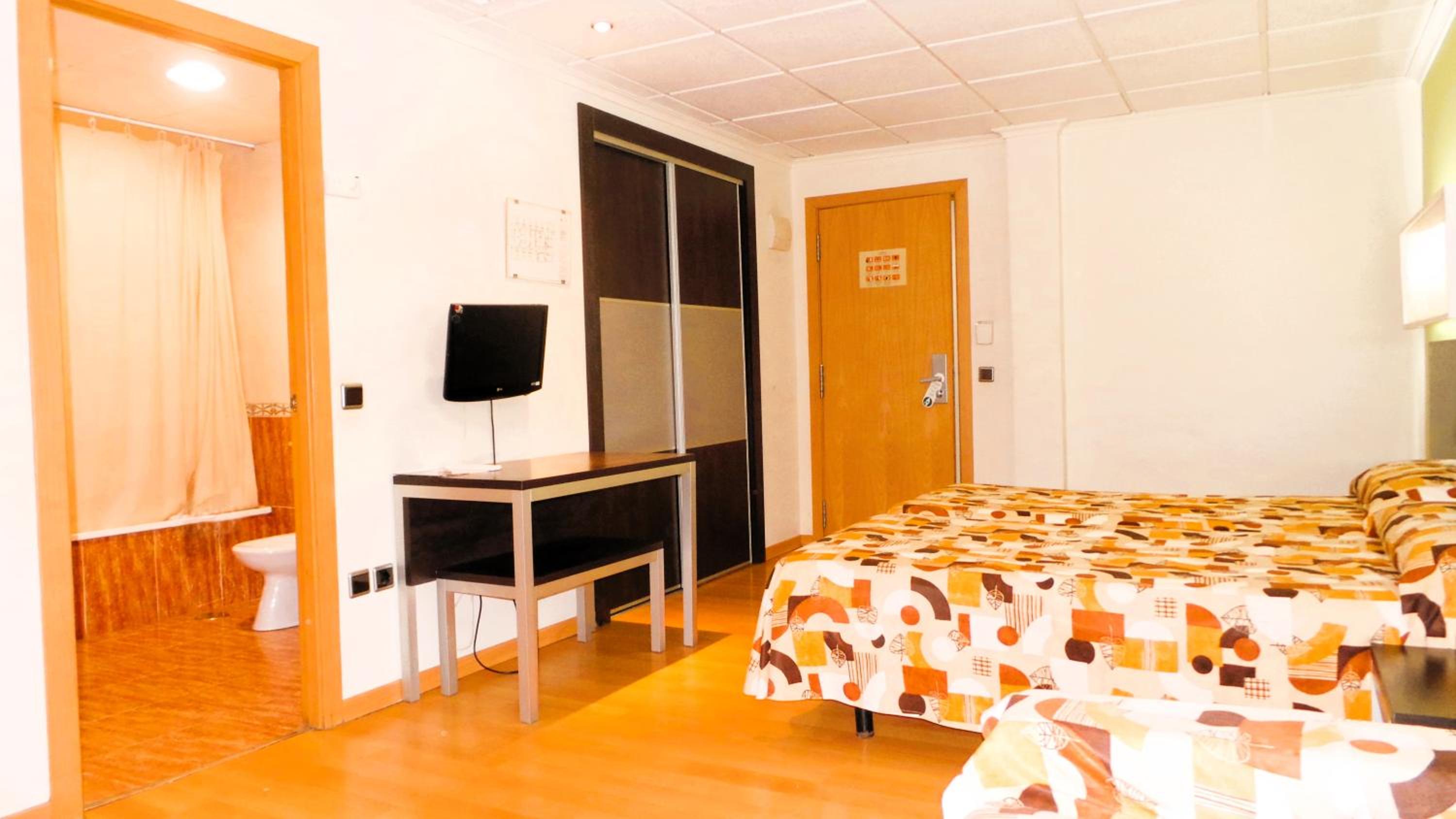 Standard Double Room - Photo 9