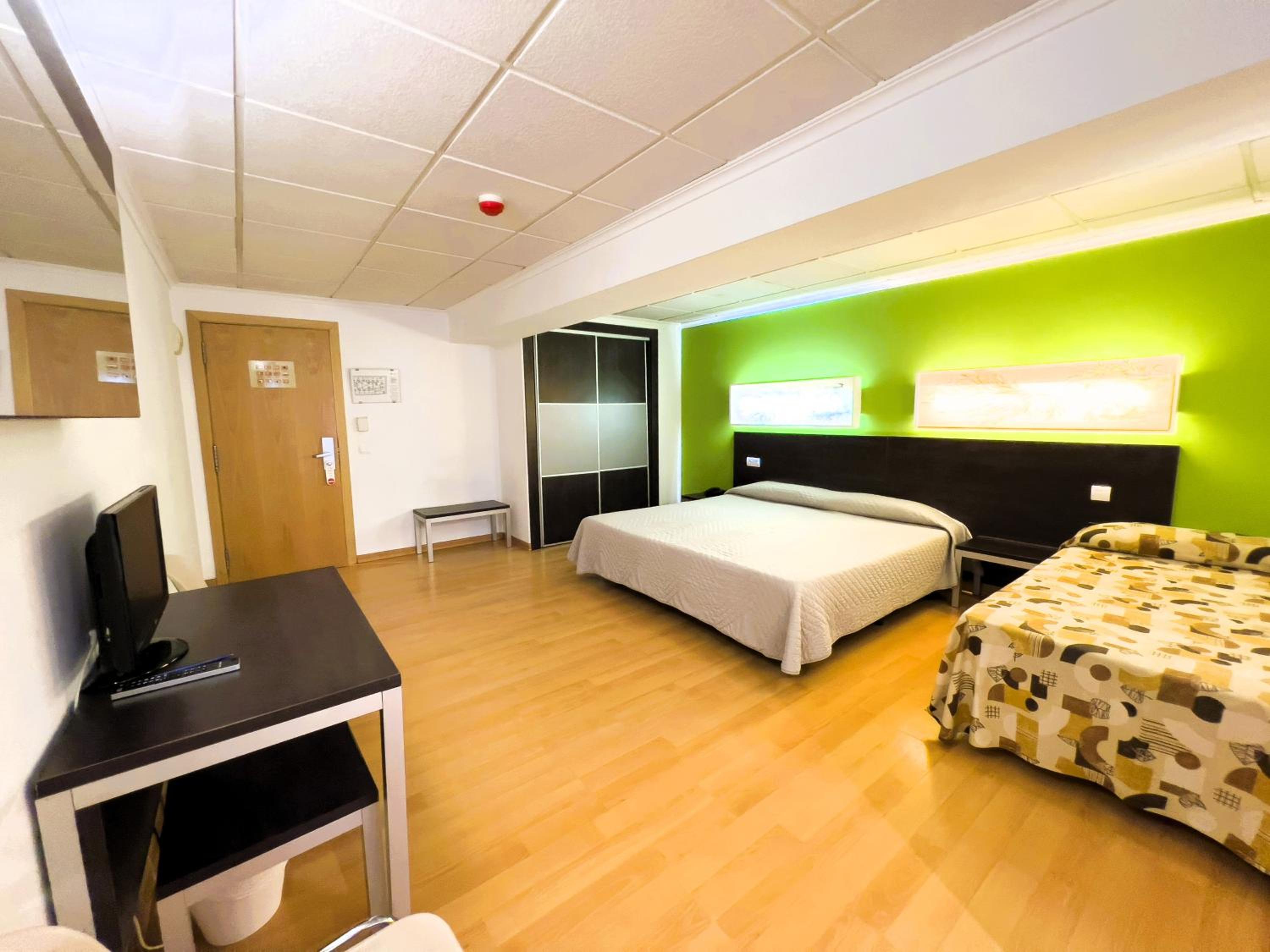 Standard Double Room - Photo 8
