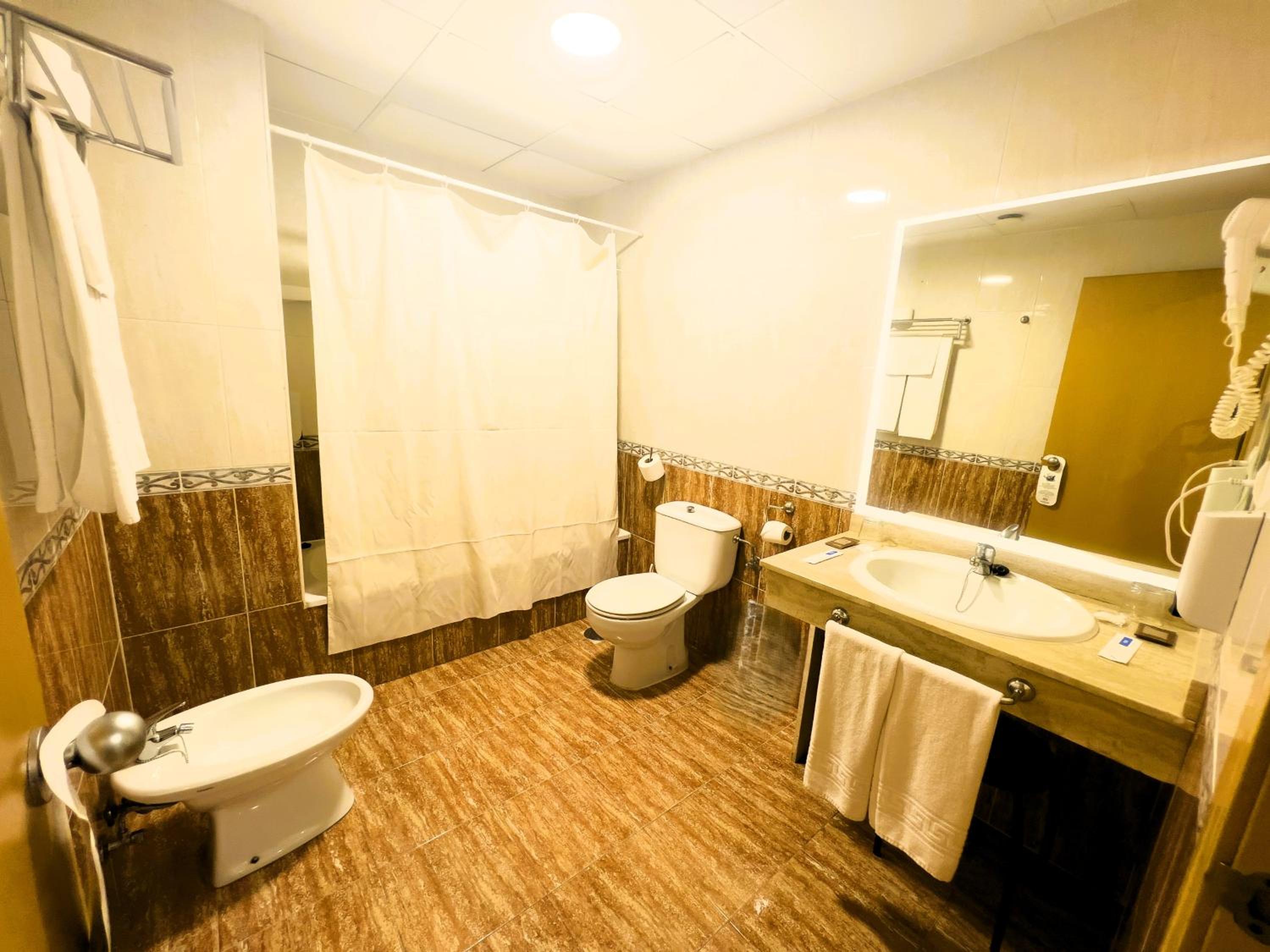 Standard Double Room - Photo 5
