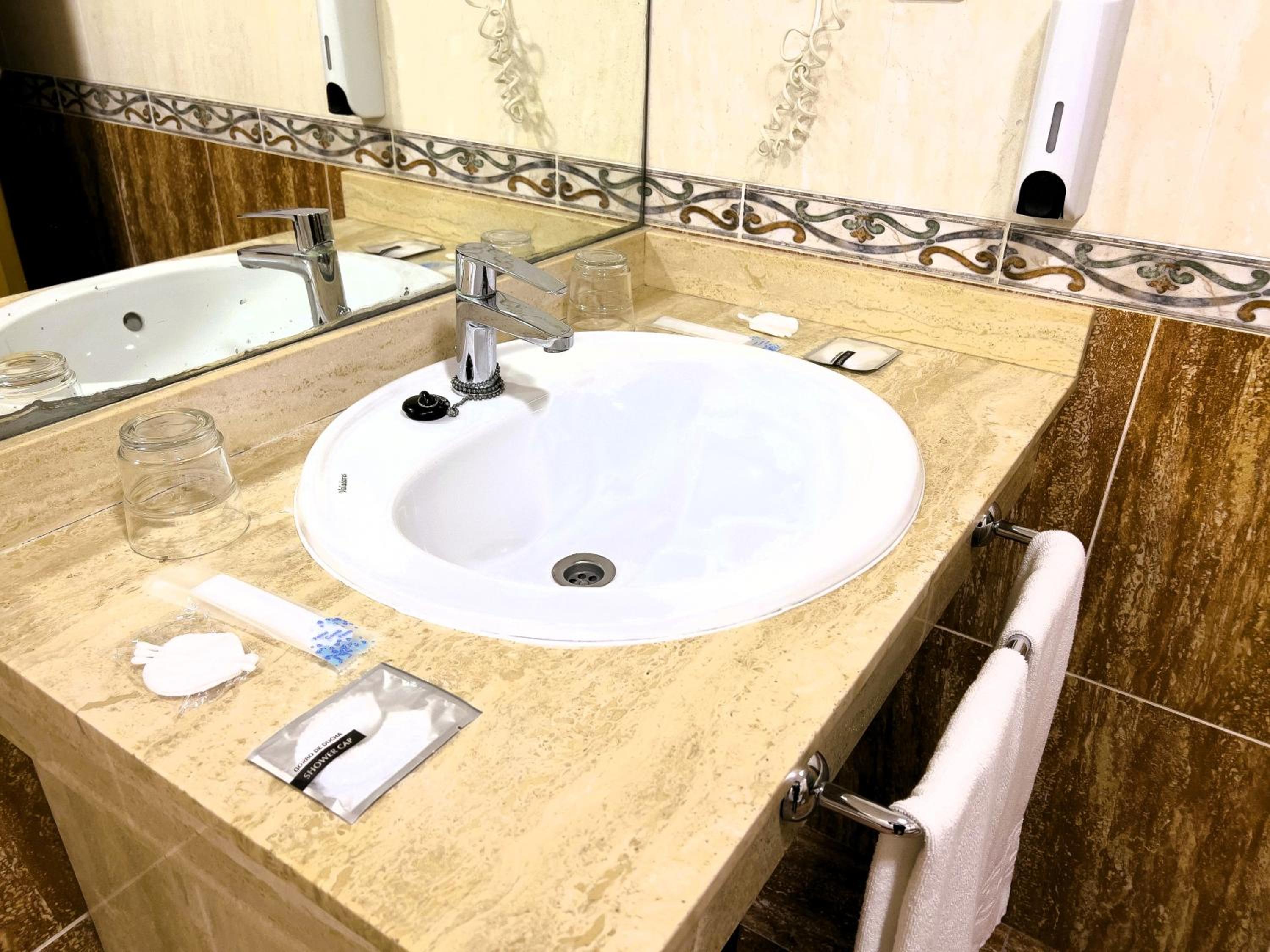 Standard Double Room - Photo 12