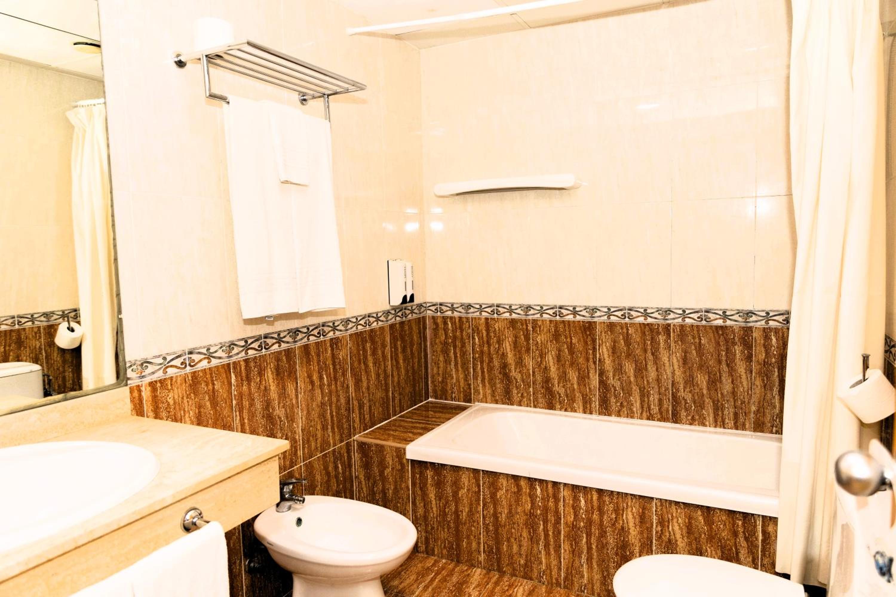 Standard Double Room - Photo 15