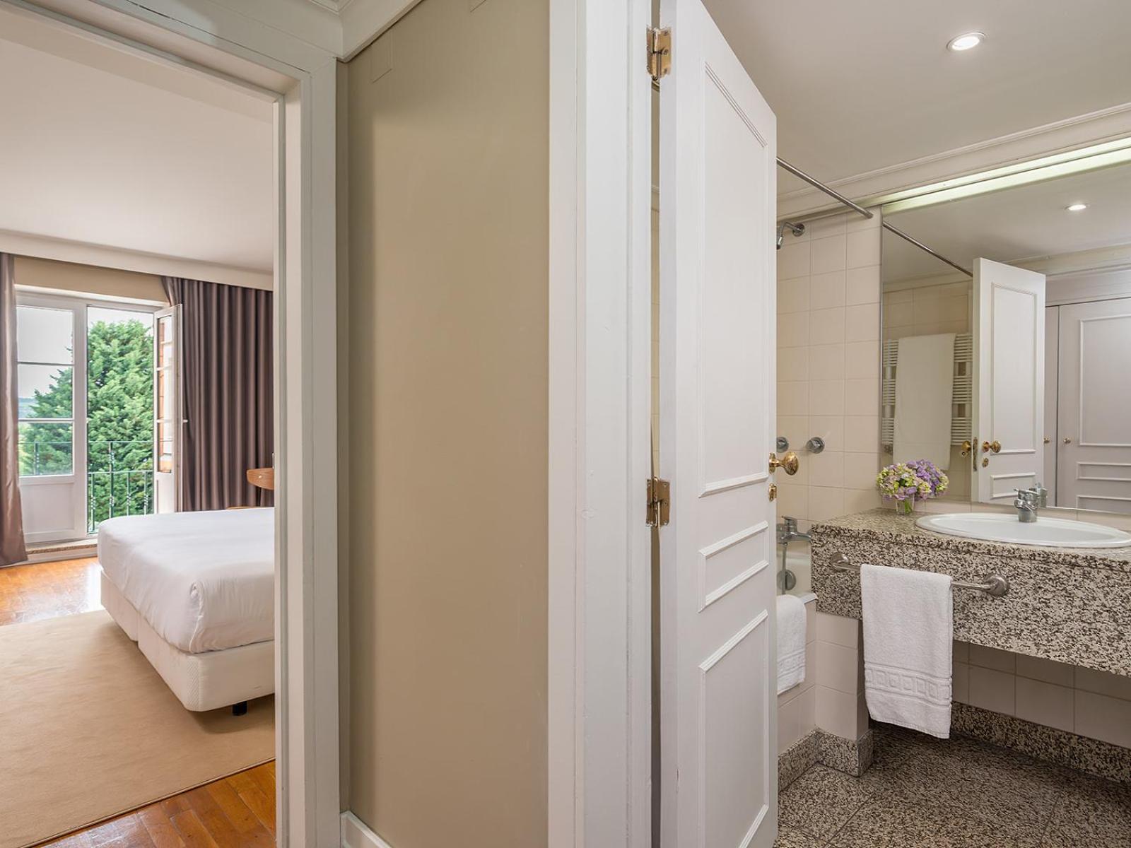 Superior Double or Twin Room with Pool View - Photo 4