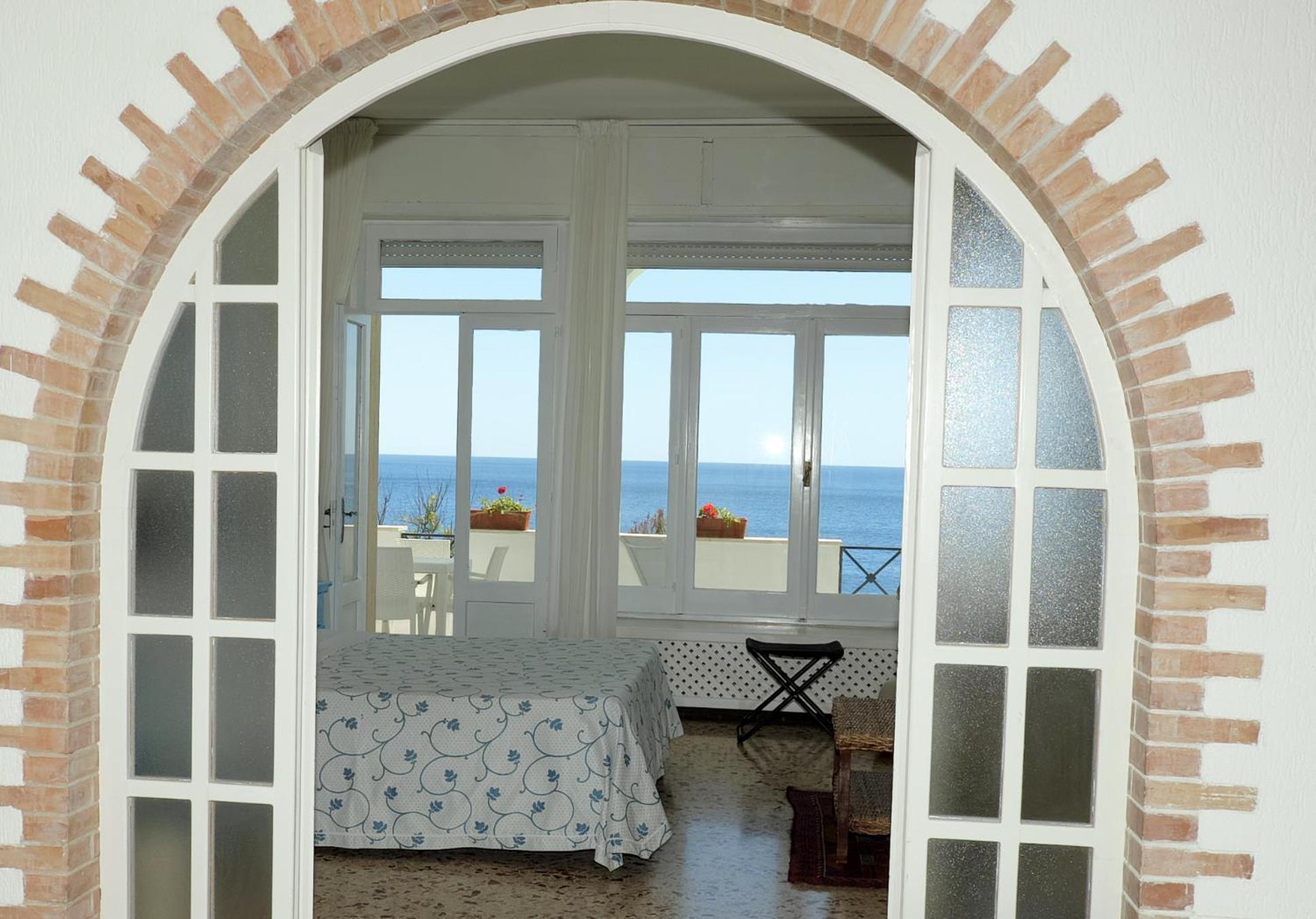 Deluxe Suite with Sea View photo 3