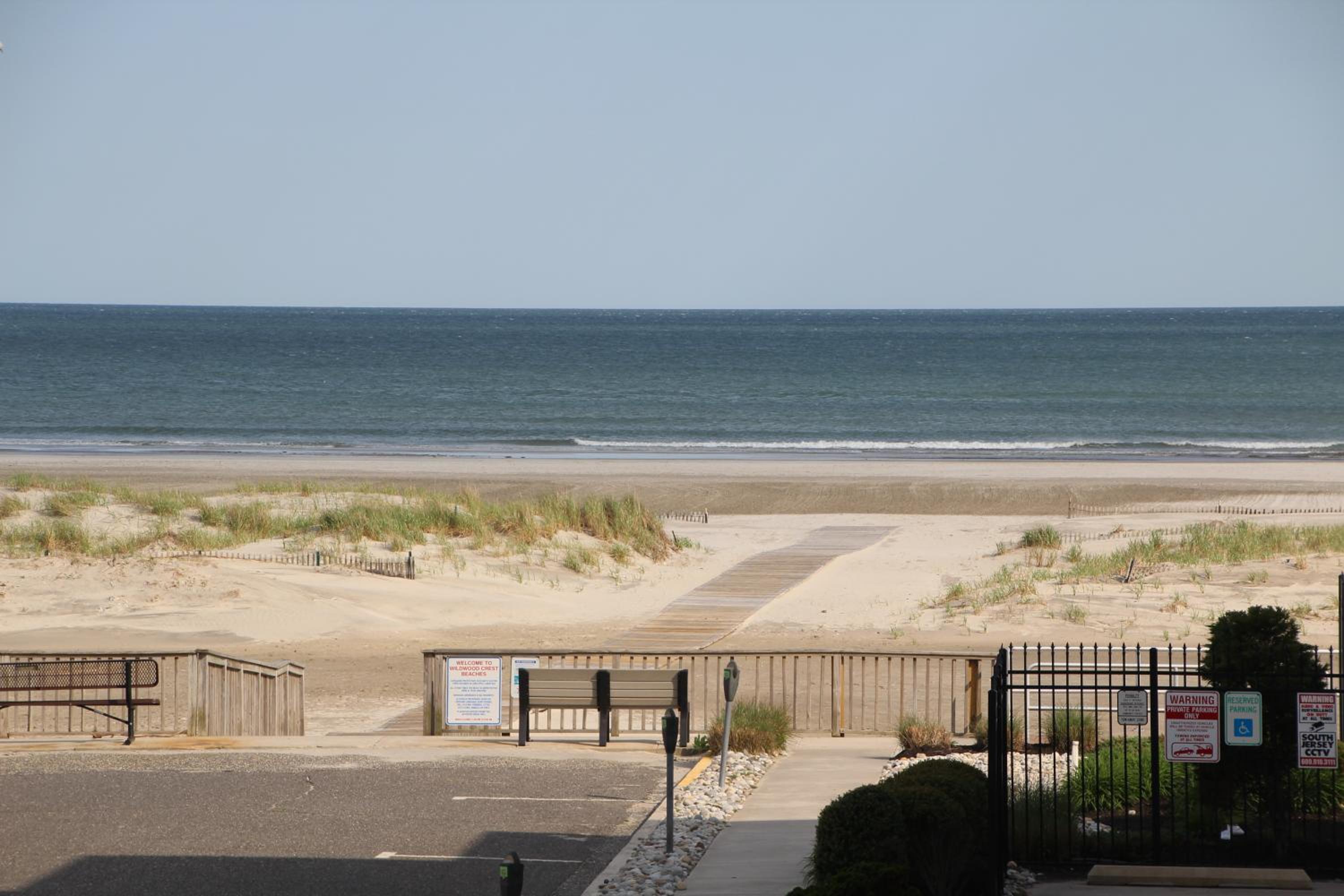 Deluxe Room with Two Queen Beds and Balcony and Sea View photo 2