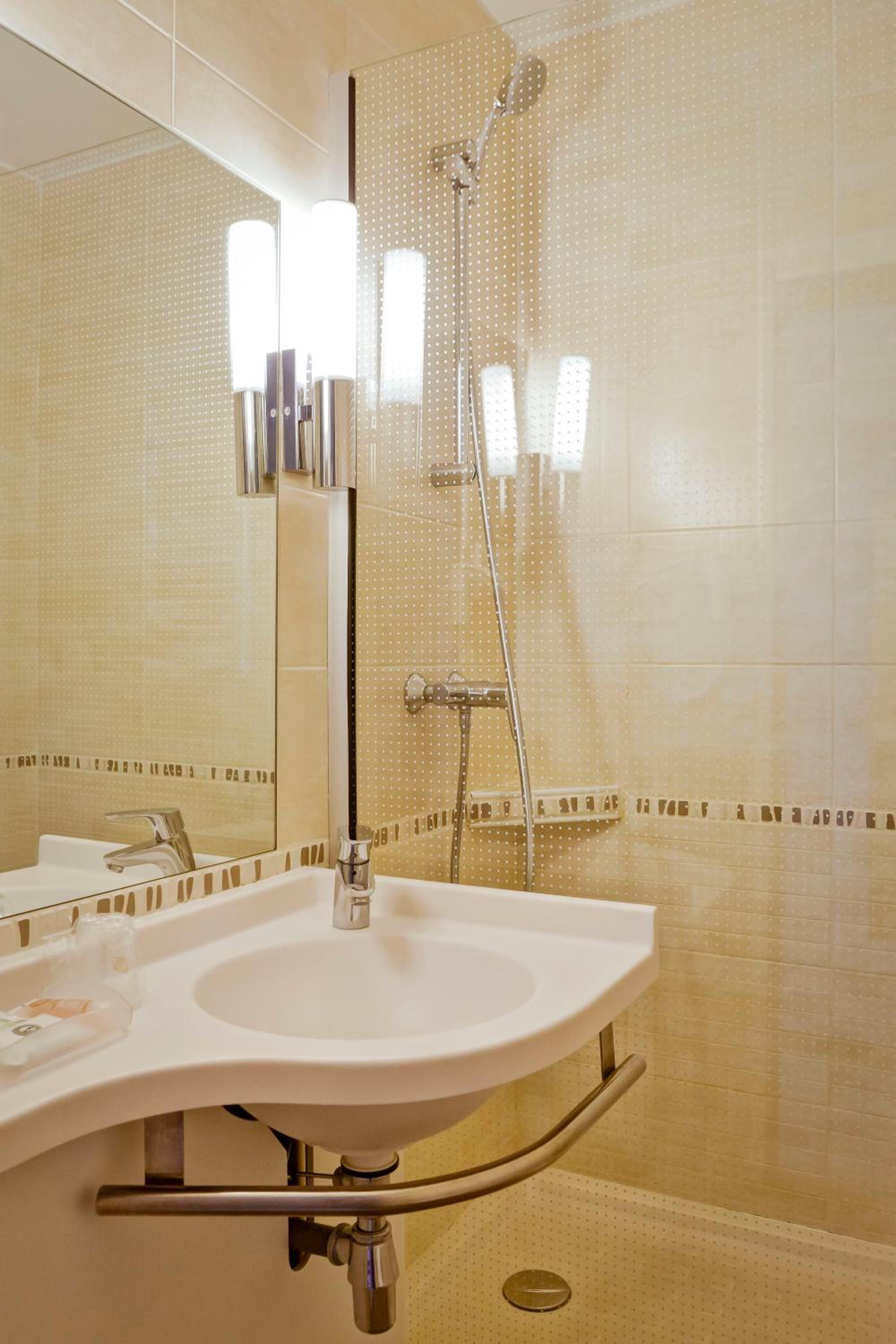 Comfort Queen Room - Photo 2
