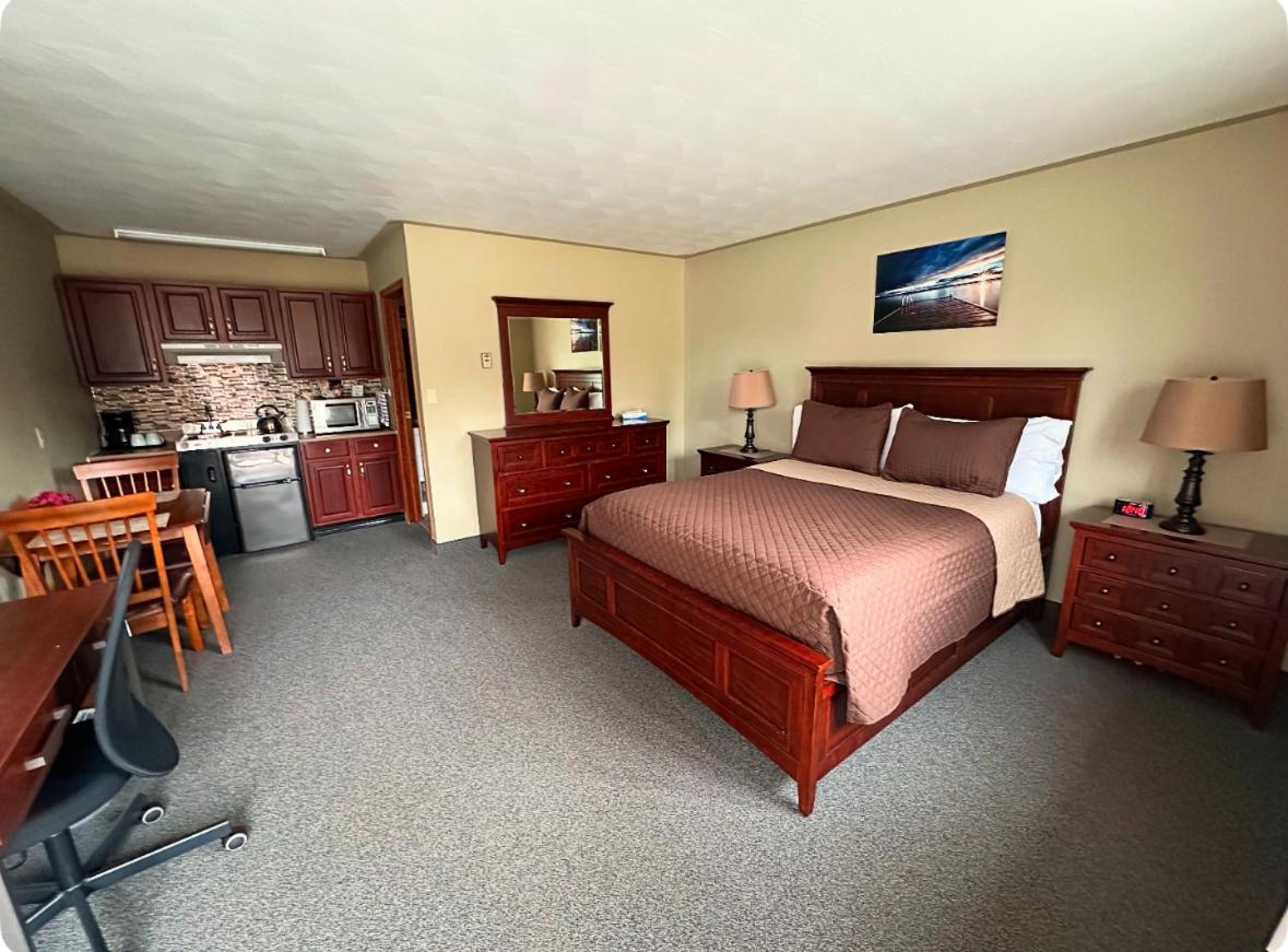 Deluxe Queen Suite photo 2