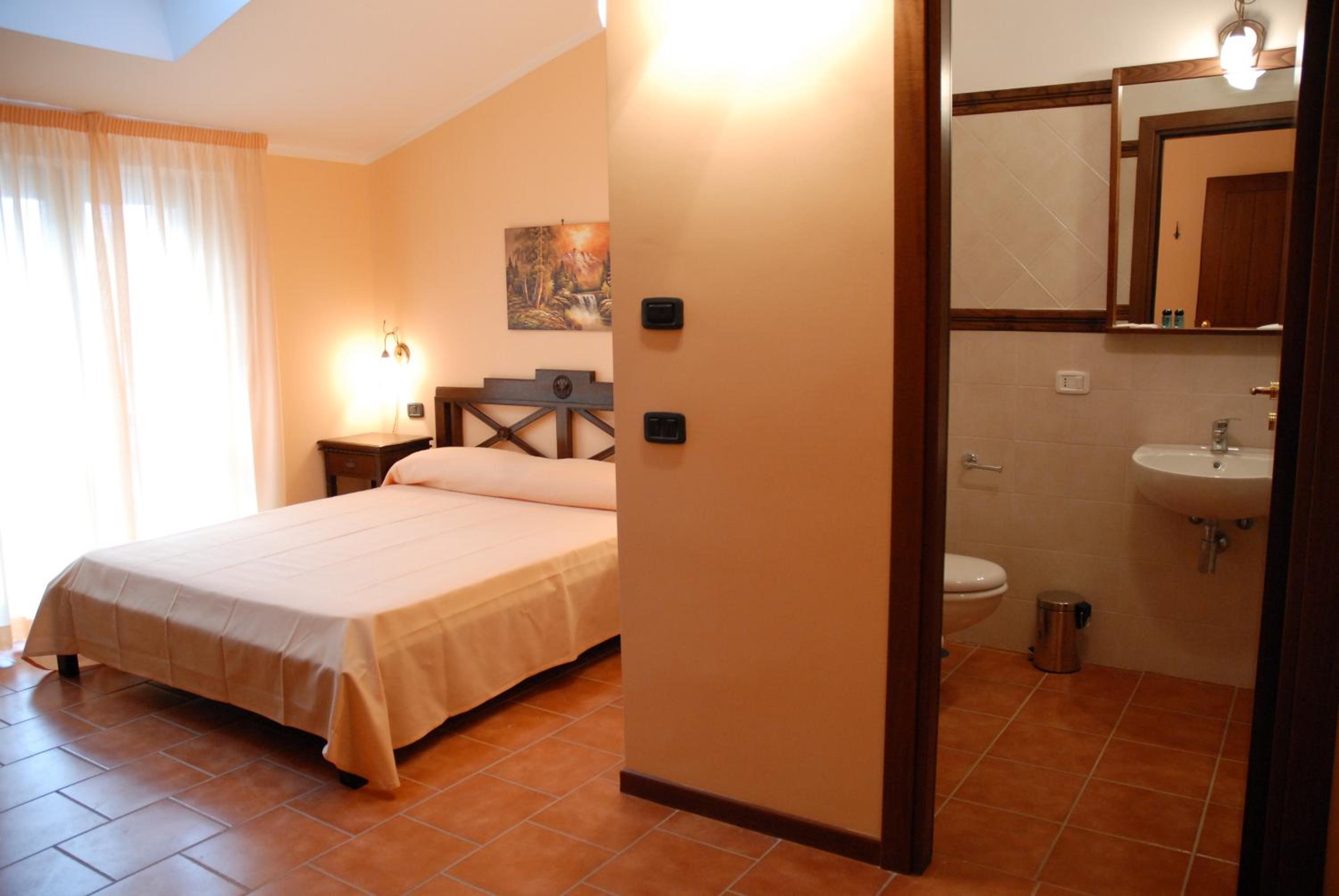 Double Room - Photo 5