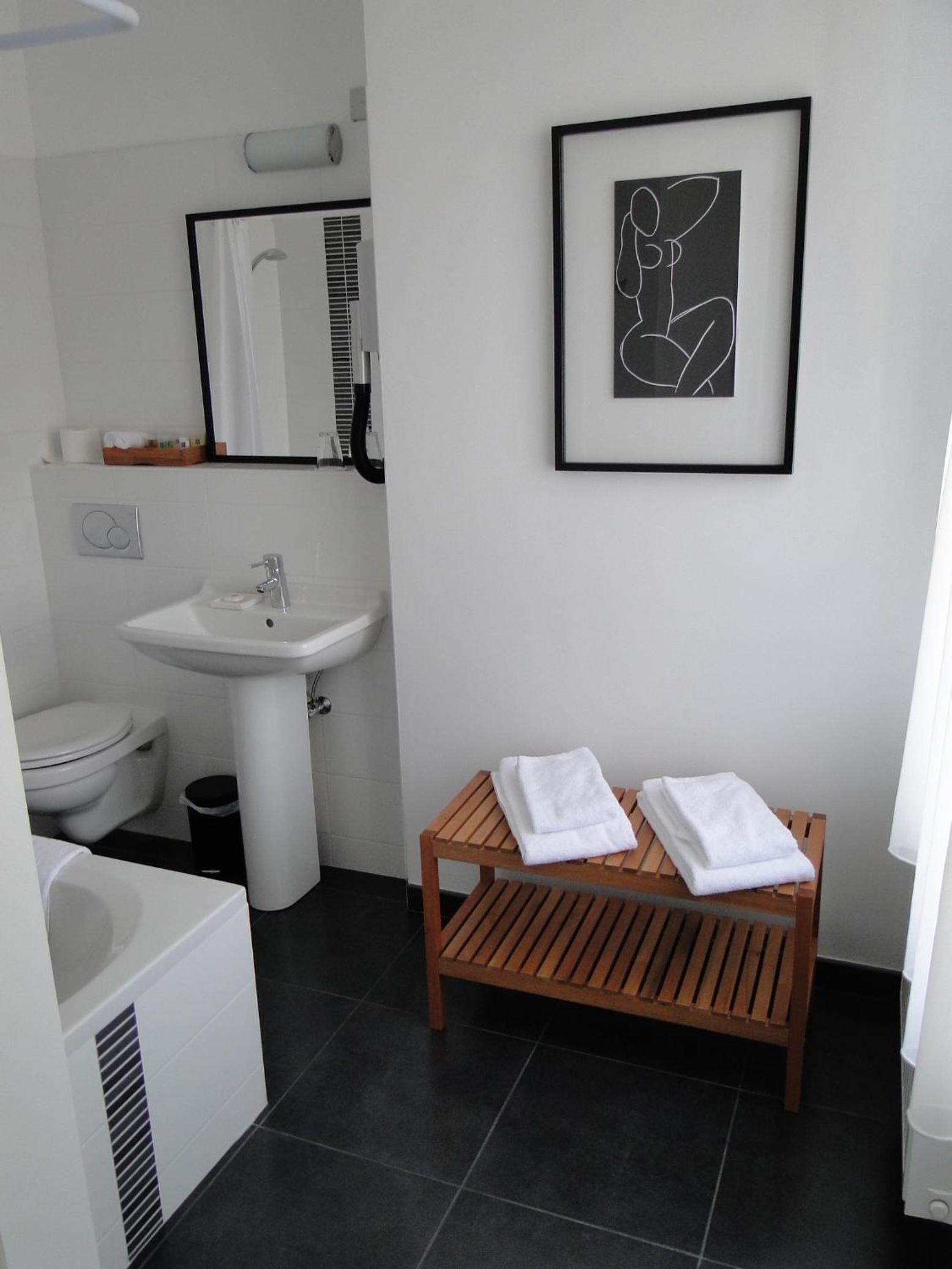 Twin Room - Photo 4