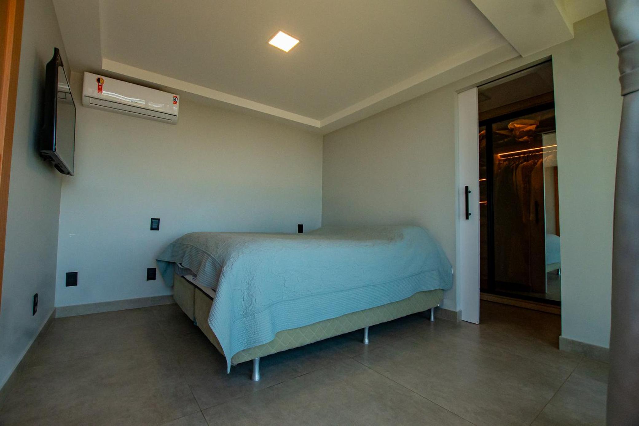 Four-Bedroom Apartment with Lake View photo 2