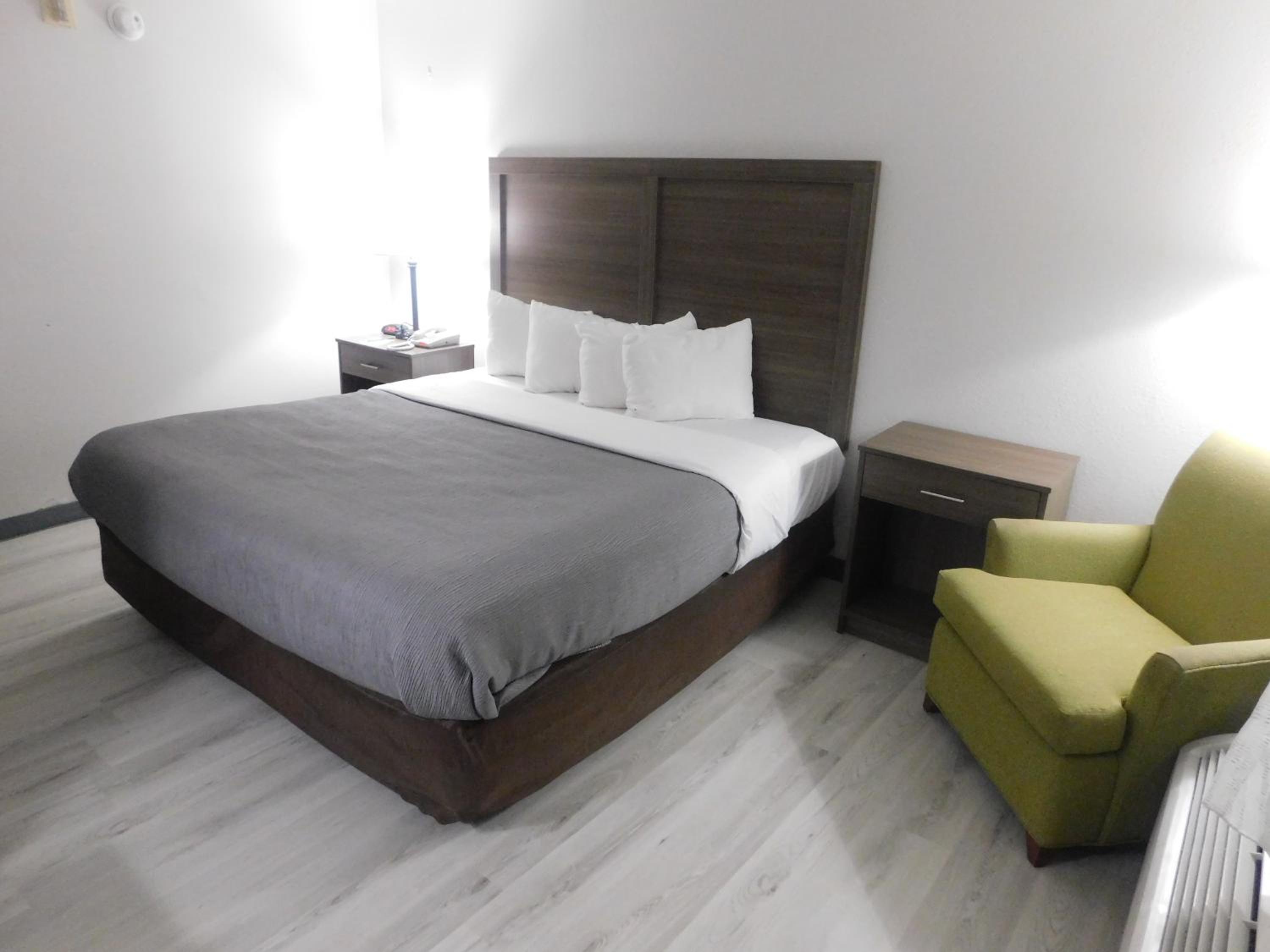 King Room Upgrade - Accessible/Non-Smoking - Photo 4