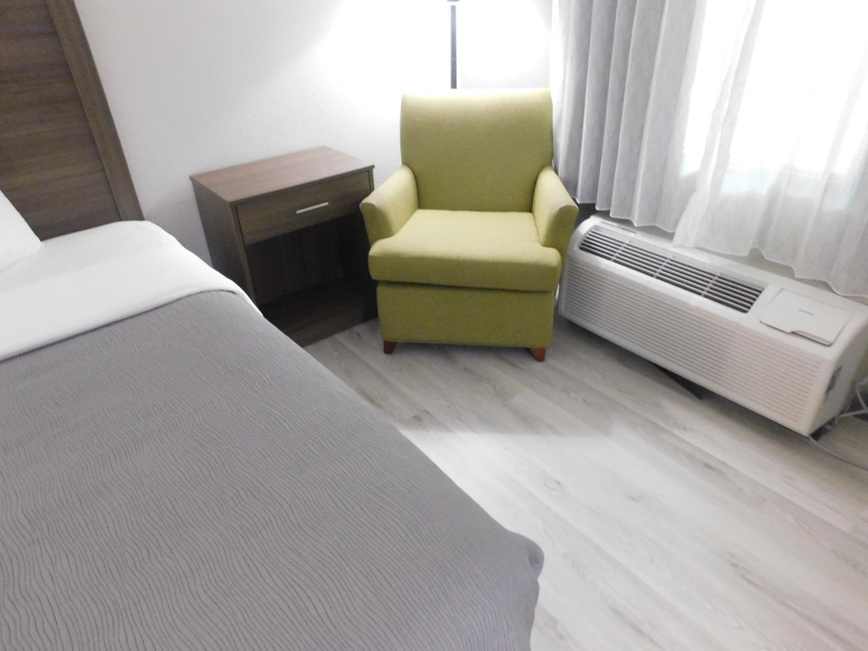 King Room Upgrade - Accessible/Non-Smoking - Photo 2