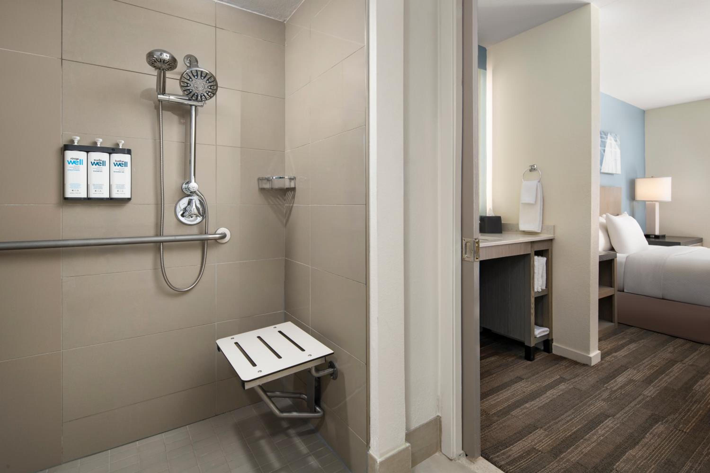 Queen Room with Accessible Shower - Disability Access - Photo 2