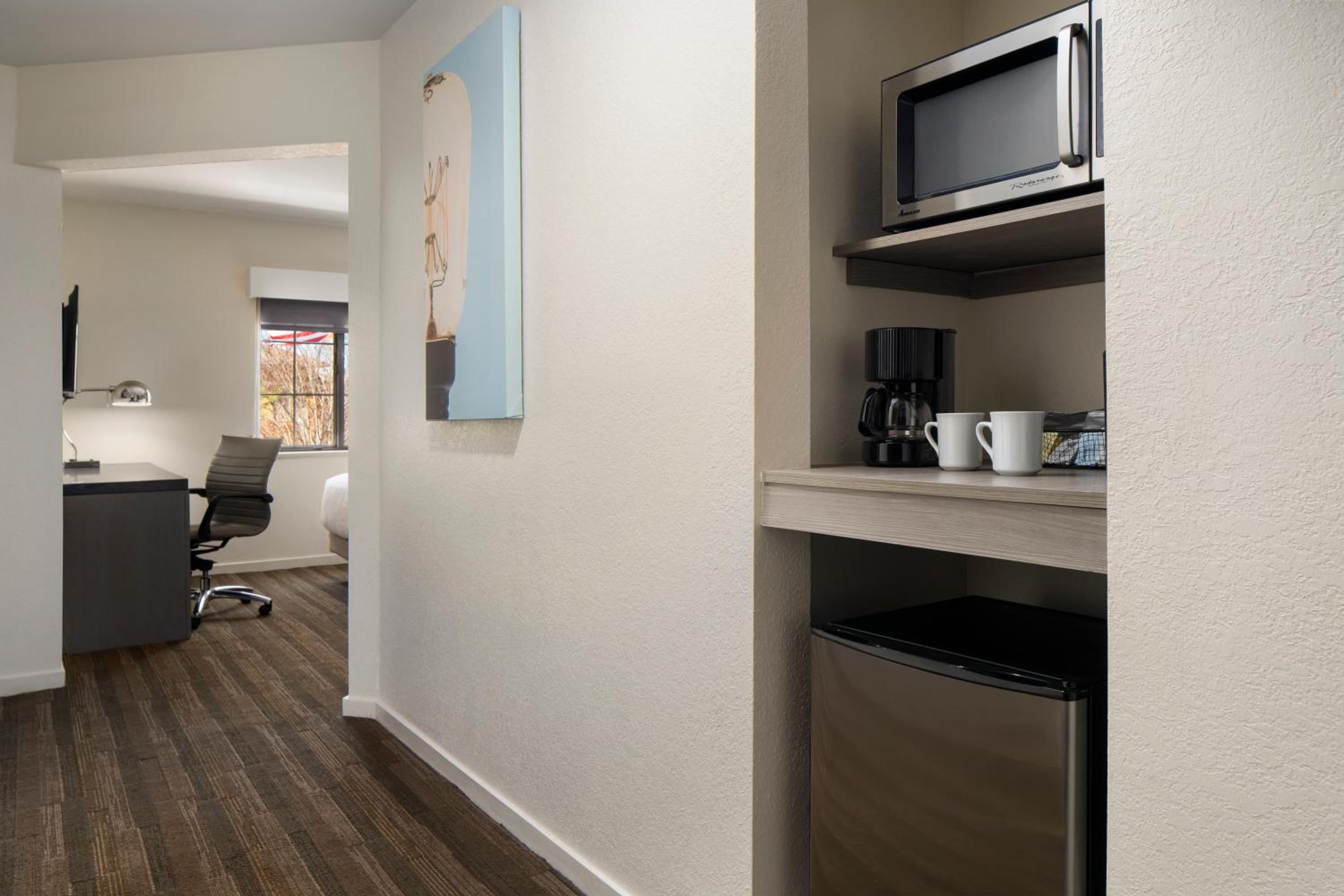 Queen Room with Accessible Shower - Disability Access - Photo 4