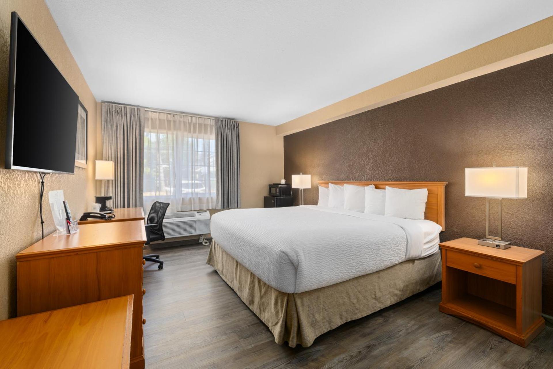 King Room with Mobility/Hearing Impaired Access - Non-Smoking - Photo 2