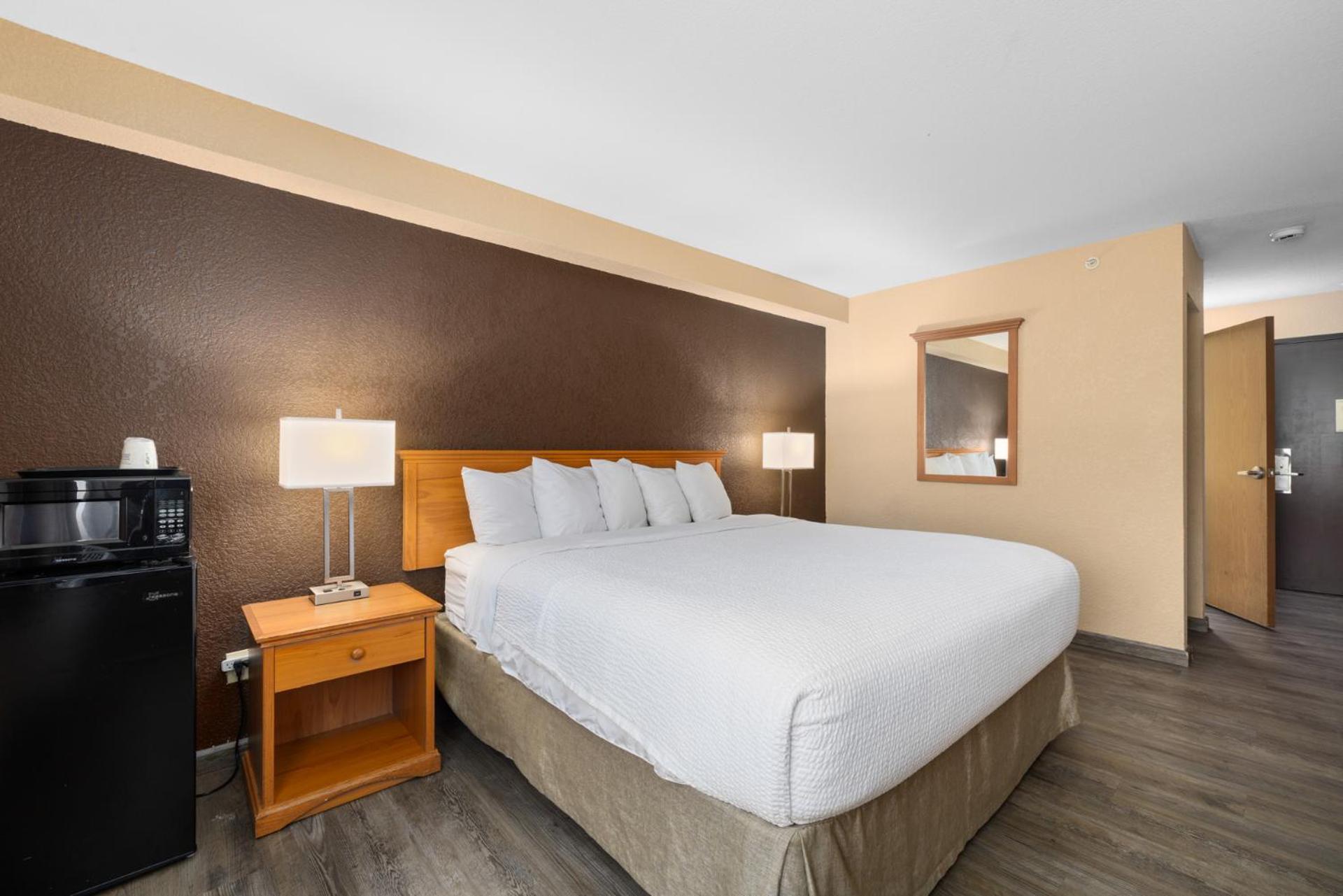 King Room with Mobility/Hearing Impaired Access - Non-Smoking - Photo 3