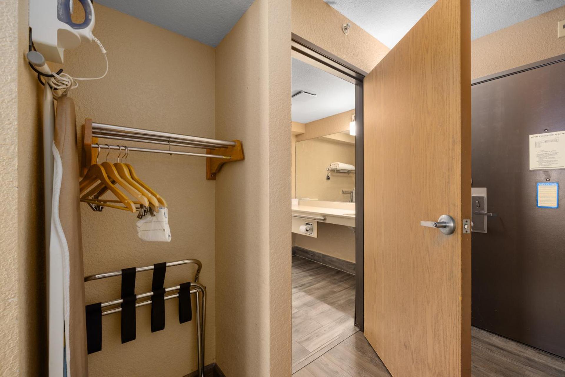 King Room with Mobility/Hearing Impaired Access - Non-Smoking - Photo 4