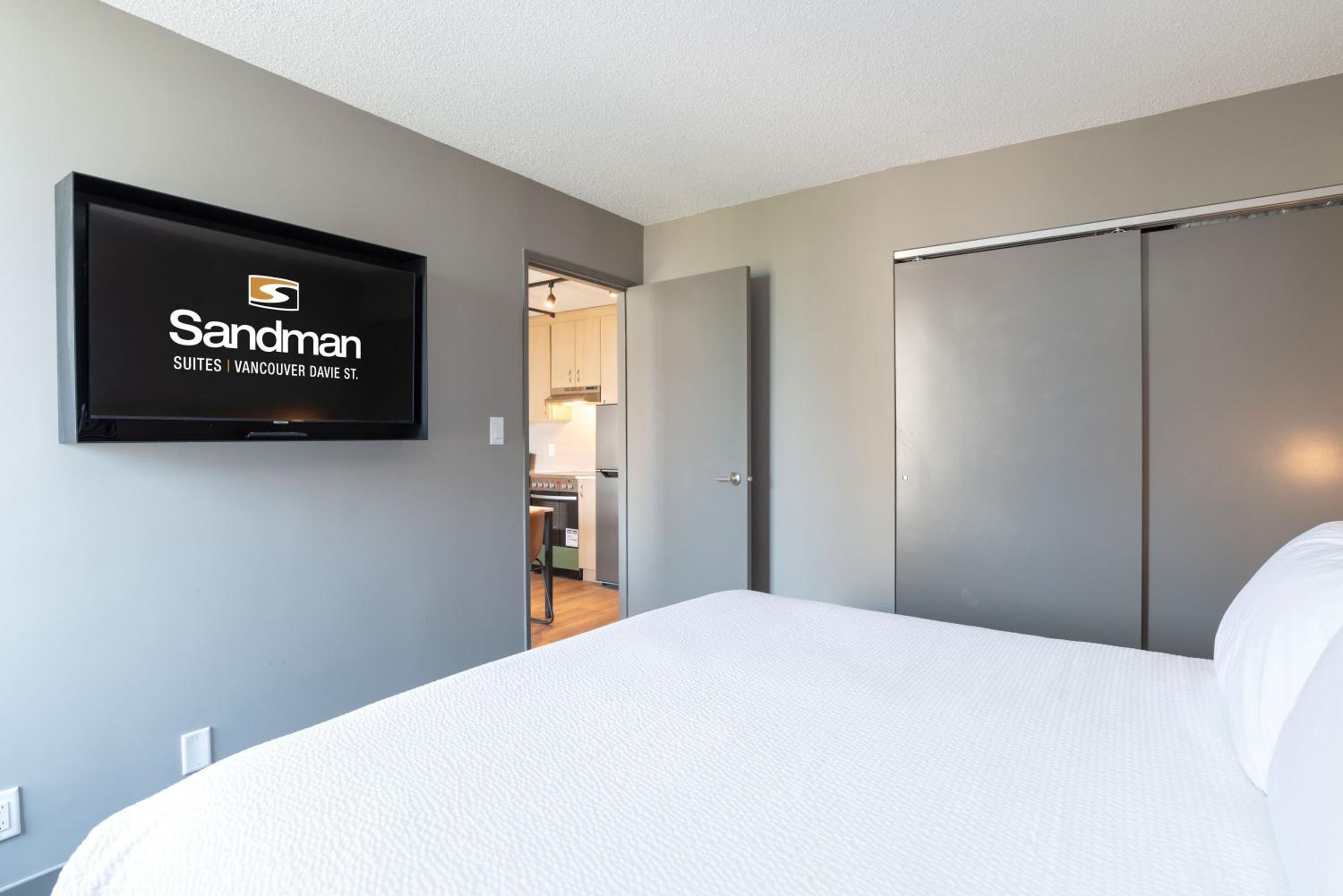City View Suite, 1 King Bed, Sofa Bed, Kitchen, W/D, Balcony - Photo 2
