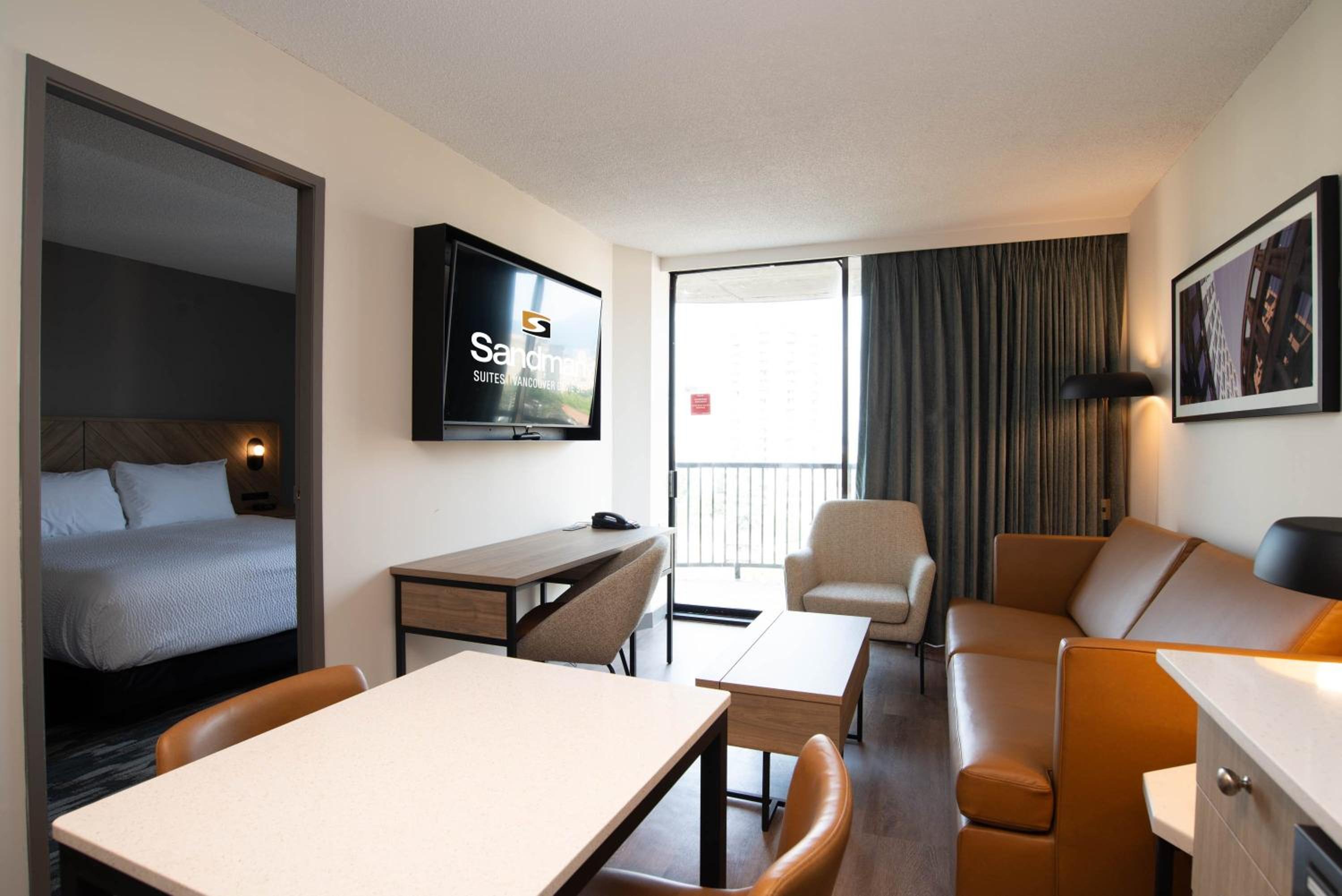 City View Suite, 1 King Bed, Sofa Bed, Kitchen, W/D, Balcony - Photo 3
