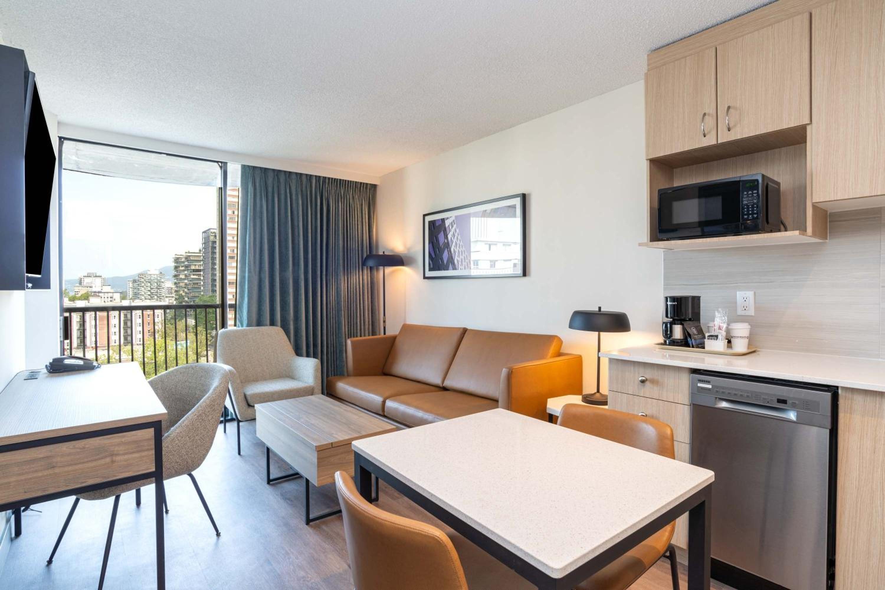 Ocean View Suite, 2 Single Beds, Sofa Bed, Kitchen, W/D, Balcony - Photo 4