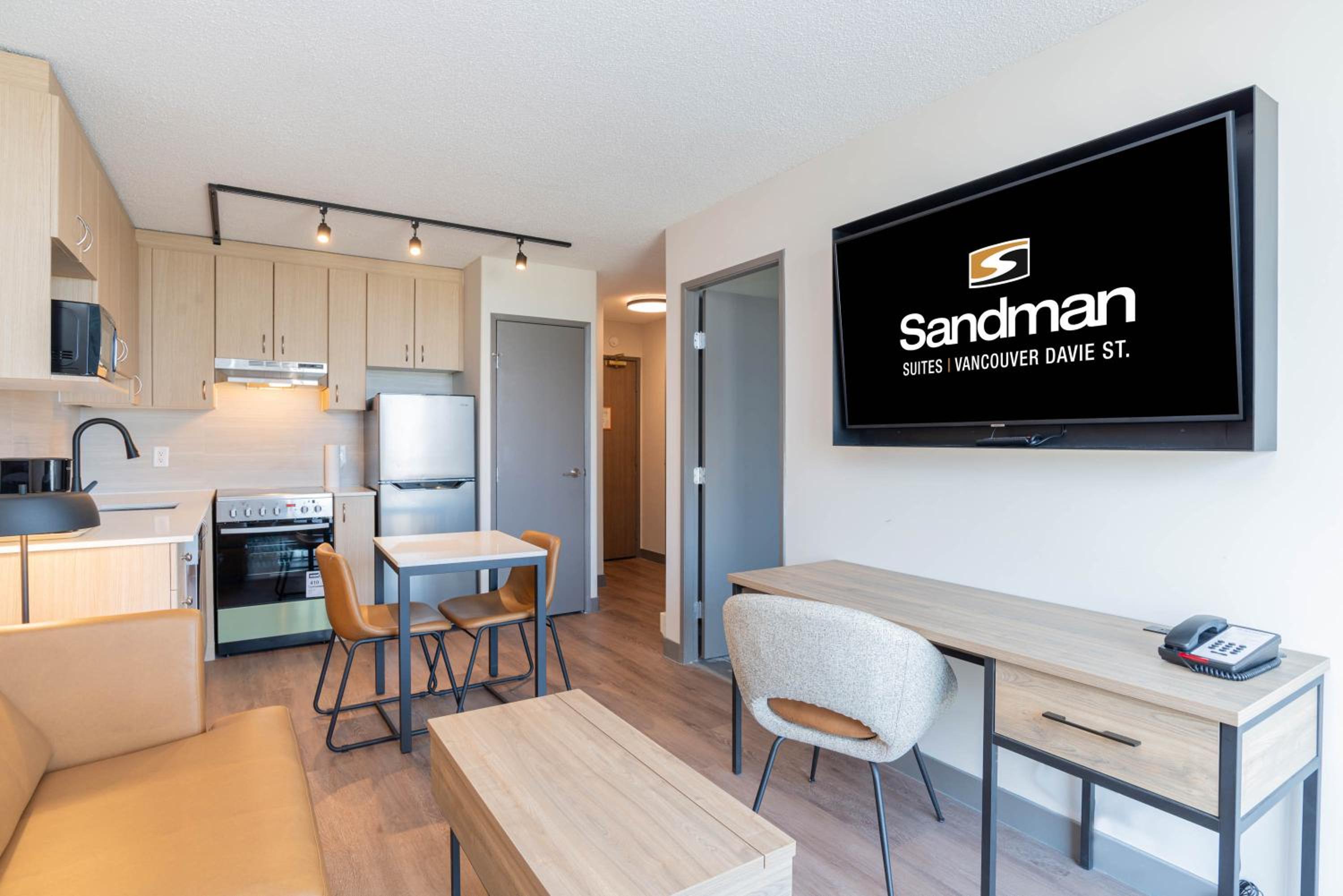 Ocean View Suite, 2 Single Beds, Sofa Bed, Kitchen, W/D, Balcony - Photo 7