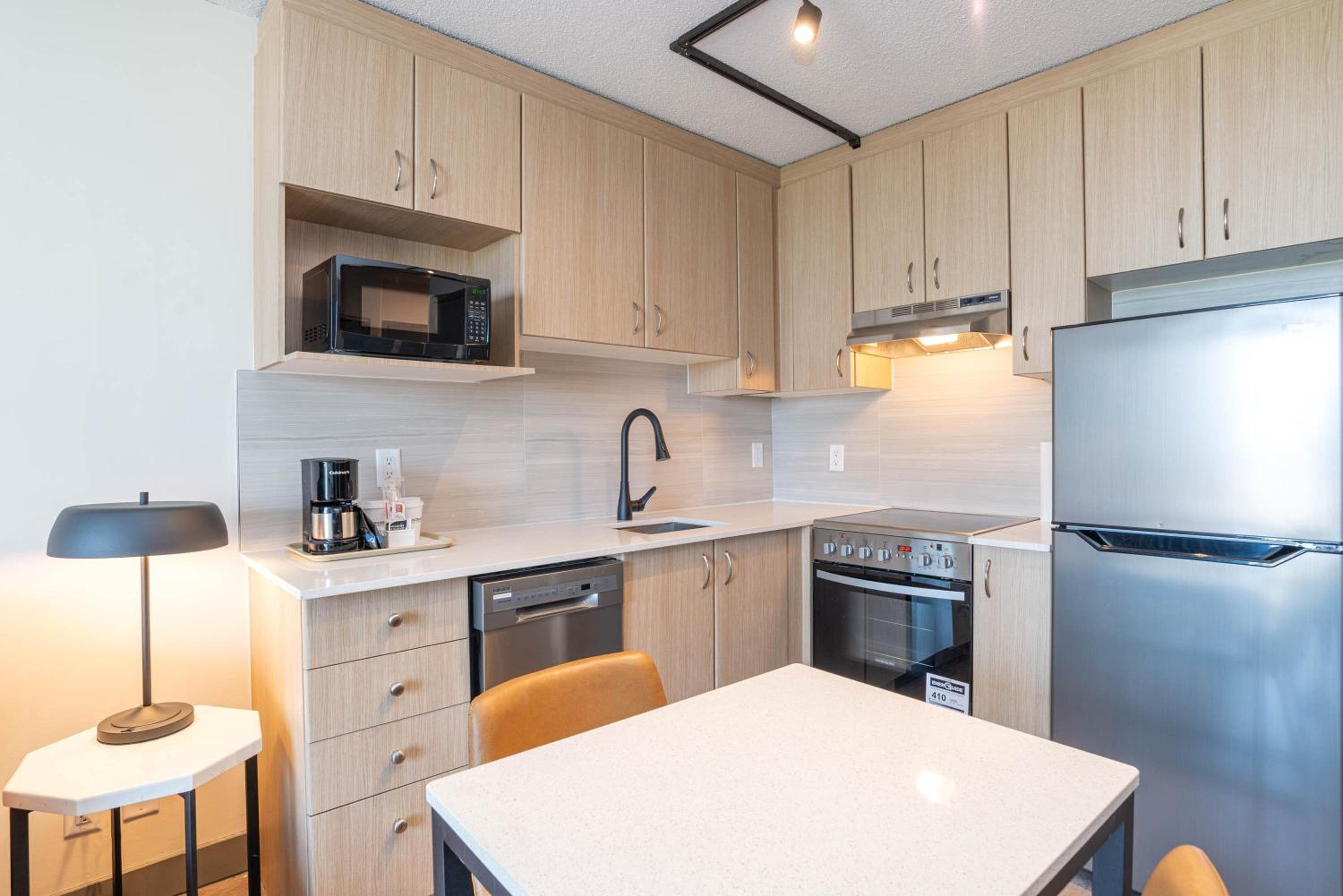 Ocean View Suite, 2 Single Beds, Sofa Bed, Kitchen, W/D, Balcony - Photo 6