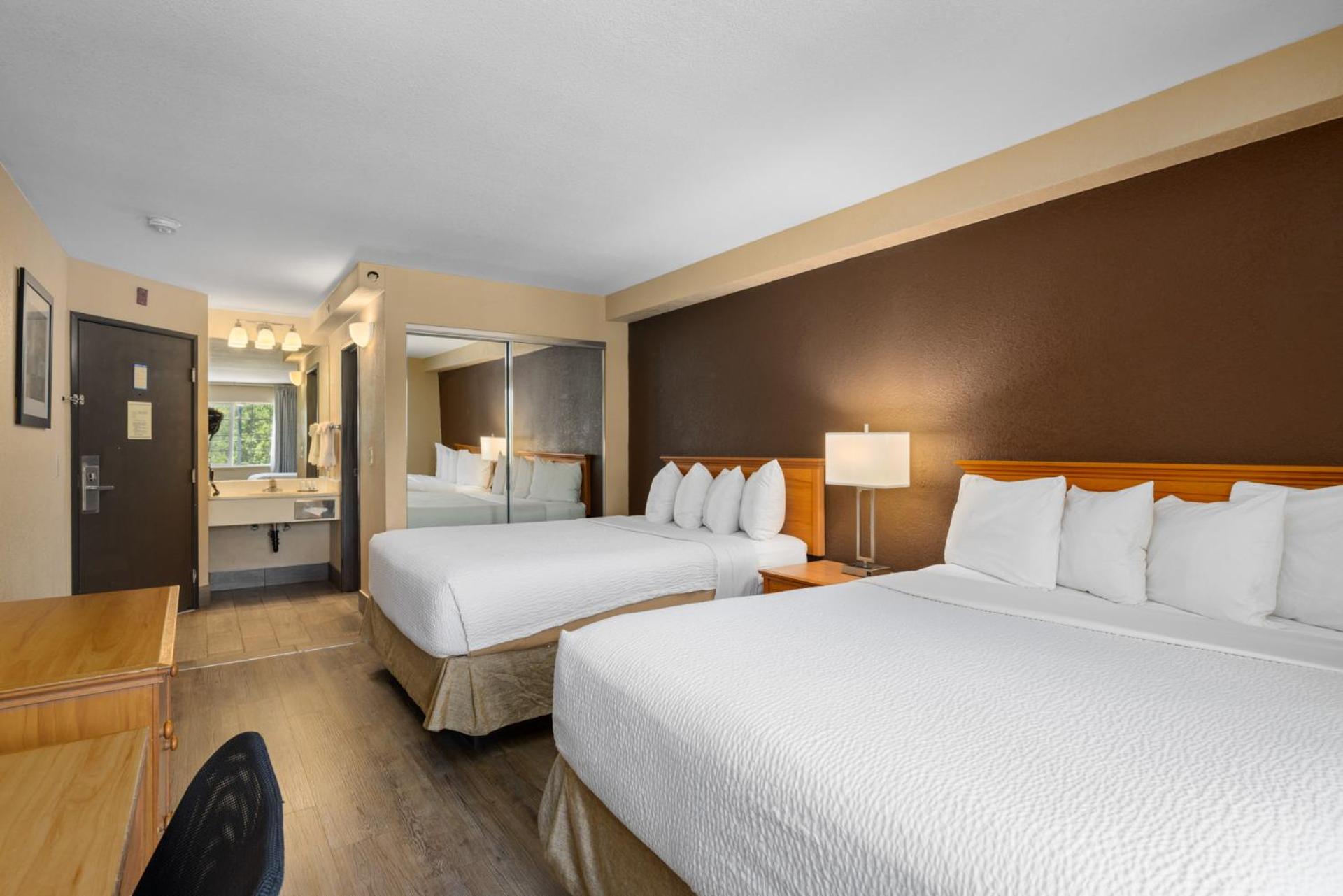 Queen Room with Two Queen Beds - Non-Smoking - Photo 4