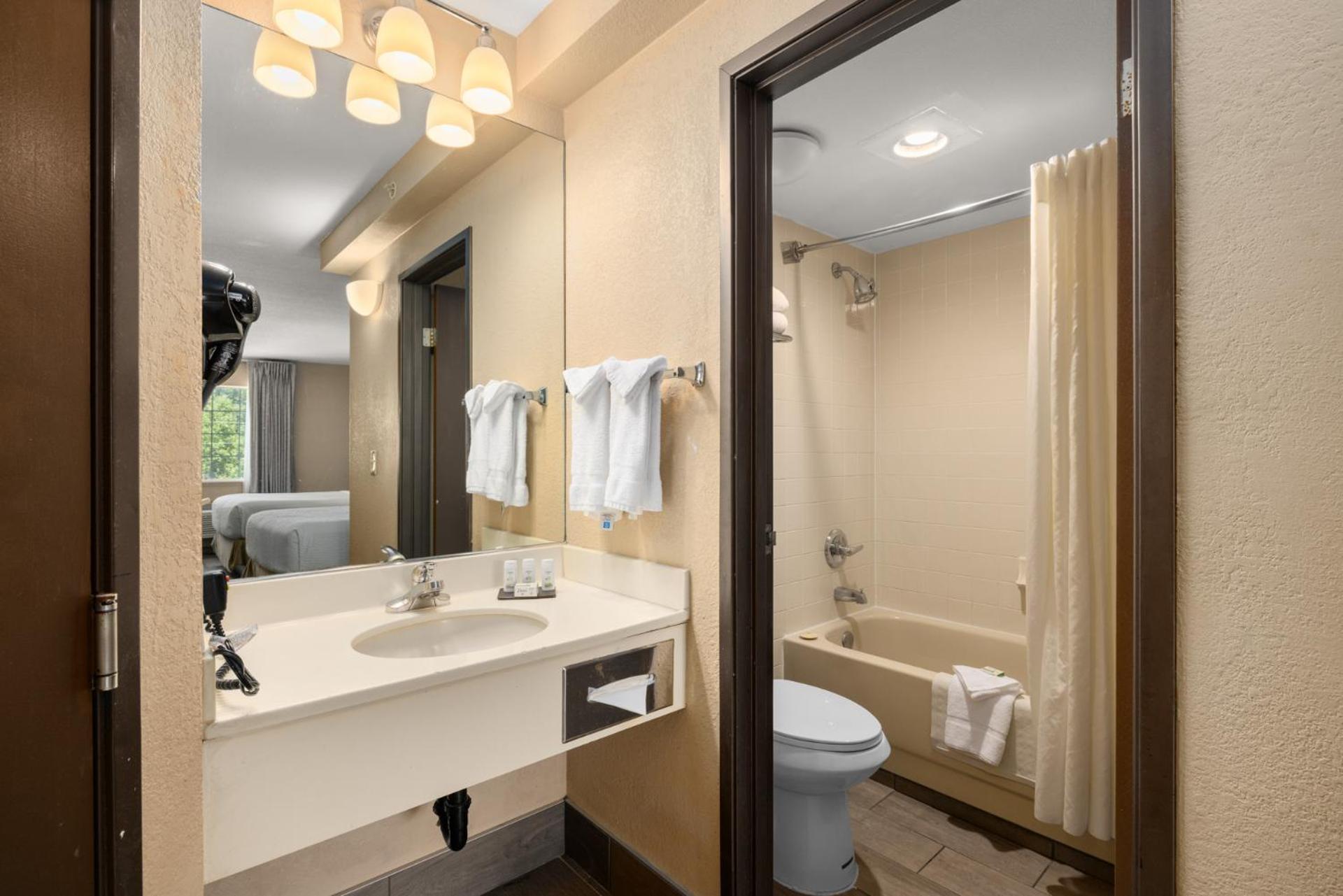 Queen Room with Two Queen Beds - Non-Smoking - Photo 3