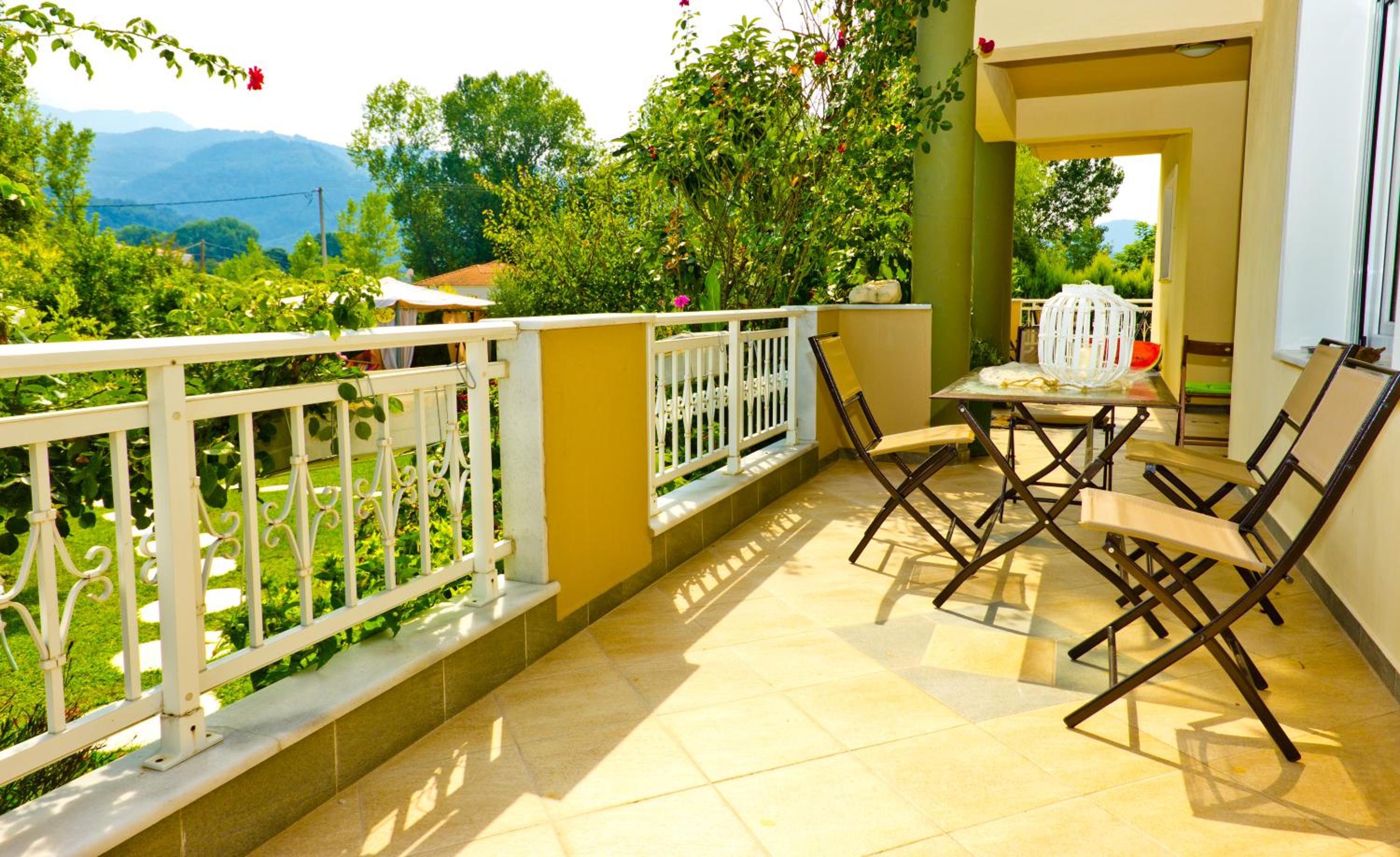 Four-Bedroom Apartment with Balcony  photo 1