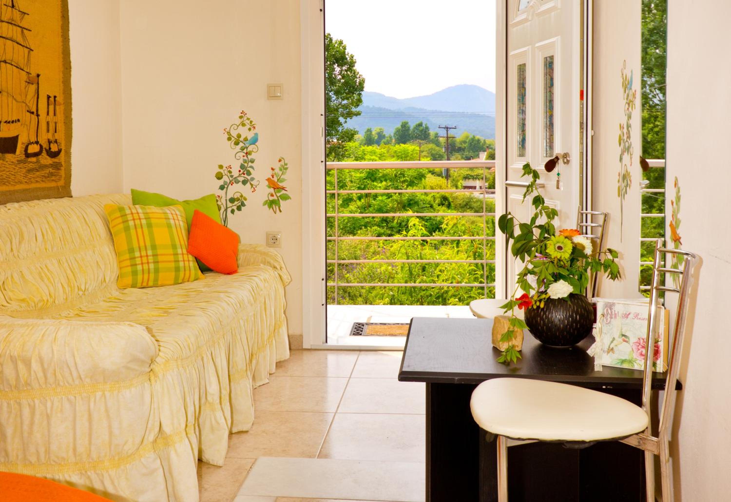 Four-Bedroom Apartment with Balcony  photo 2