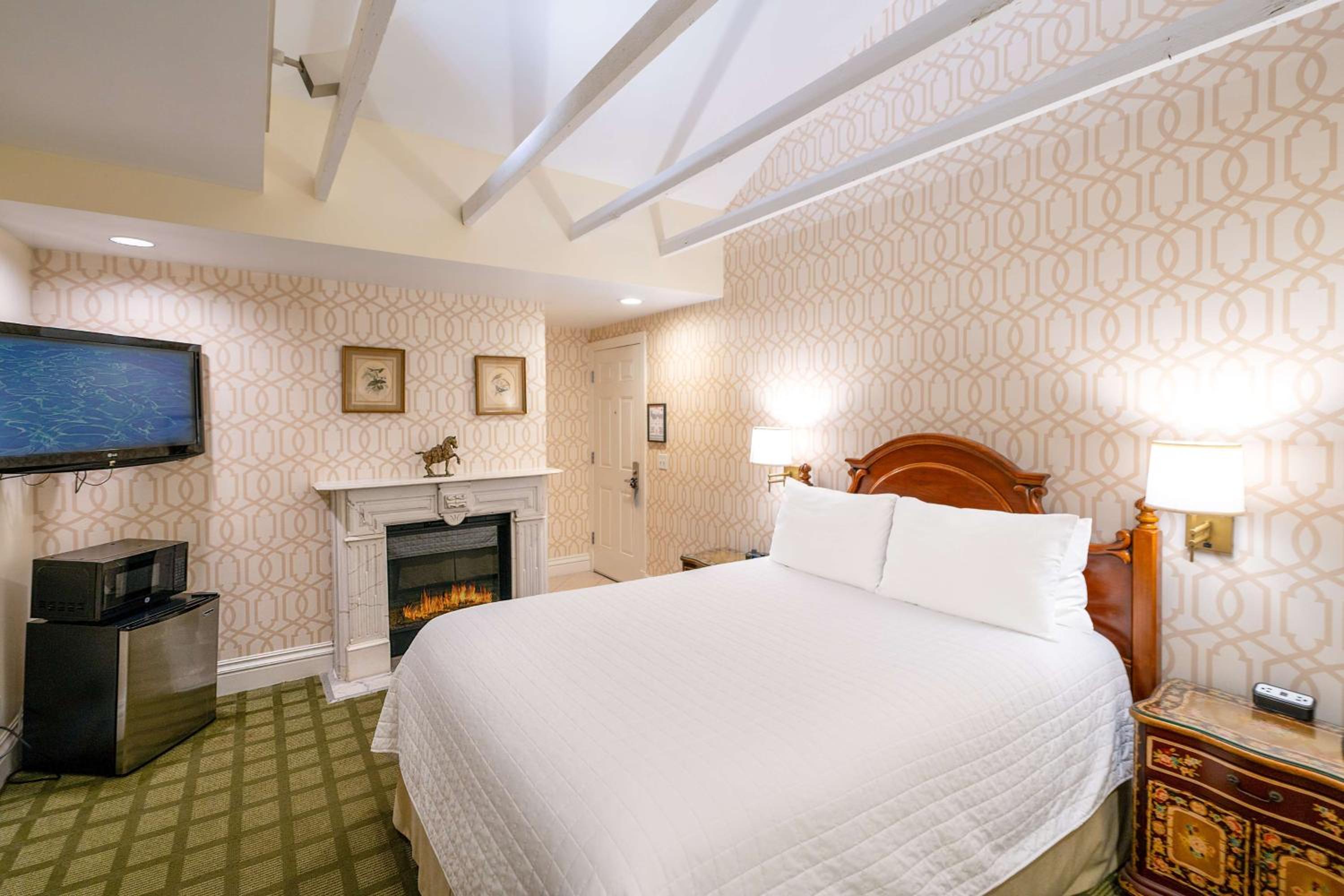 Queen Room with Fireplace - Non-Smoking photo 2