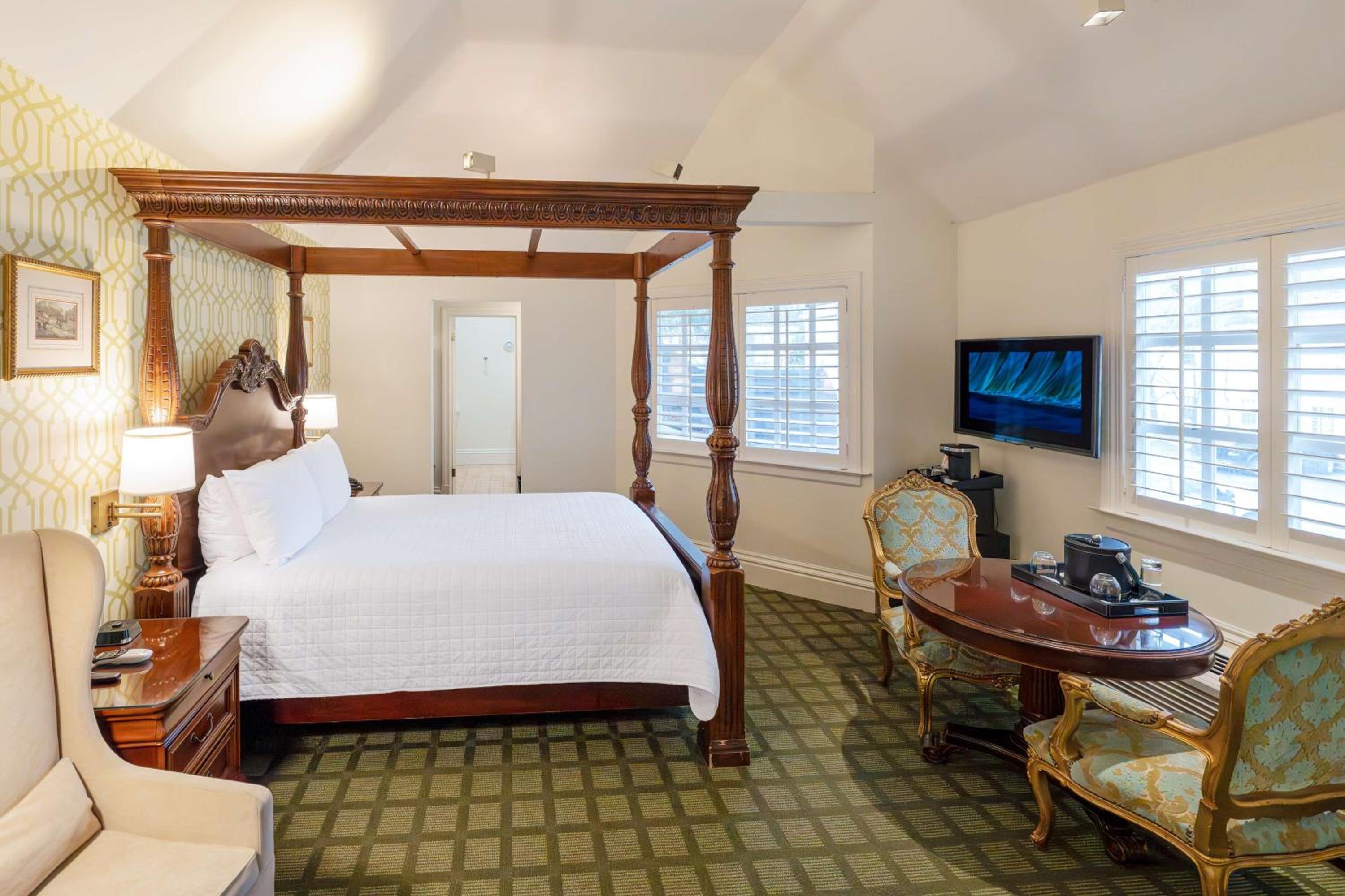 Queen Room with Fireplace and Four-Poster Bed - Non-Smoking/Second Floor