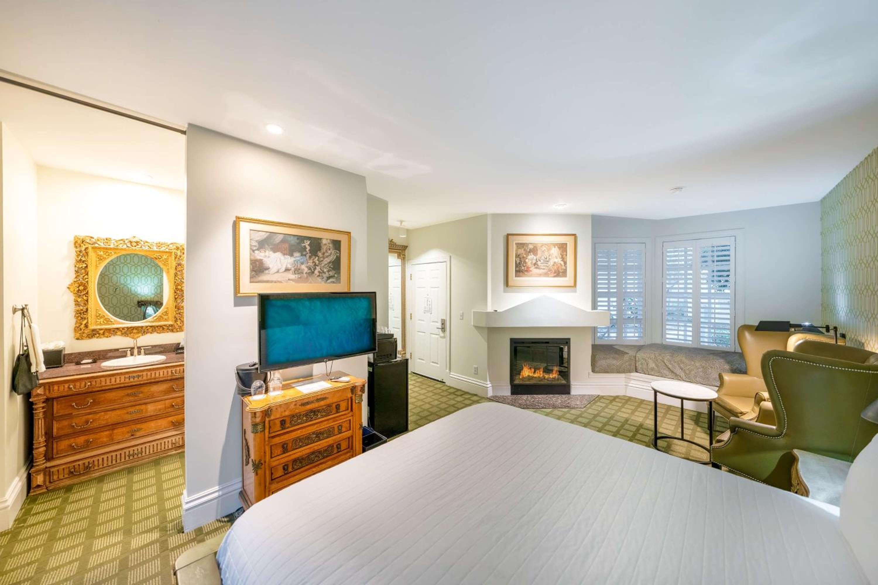 King Room with Fireplace, Jetted Tub and Private Patio - Non-Smoking - Photo 2
