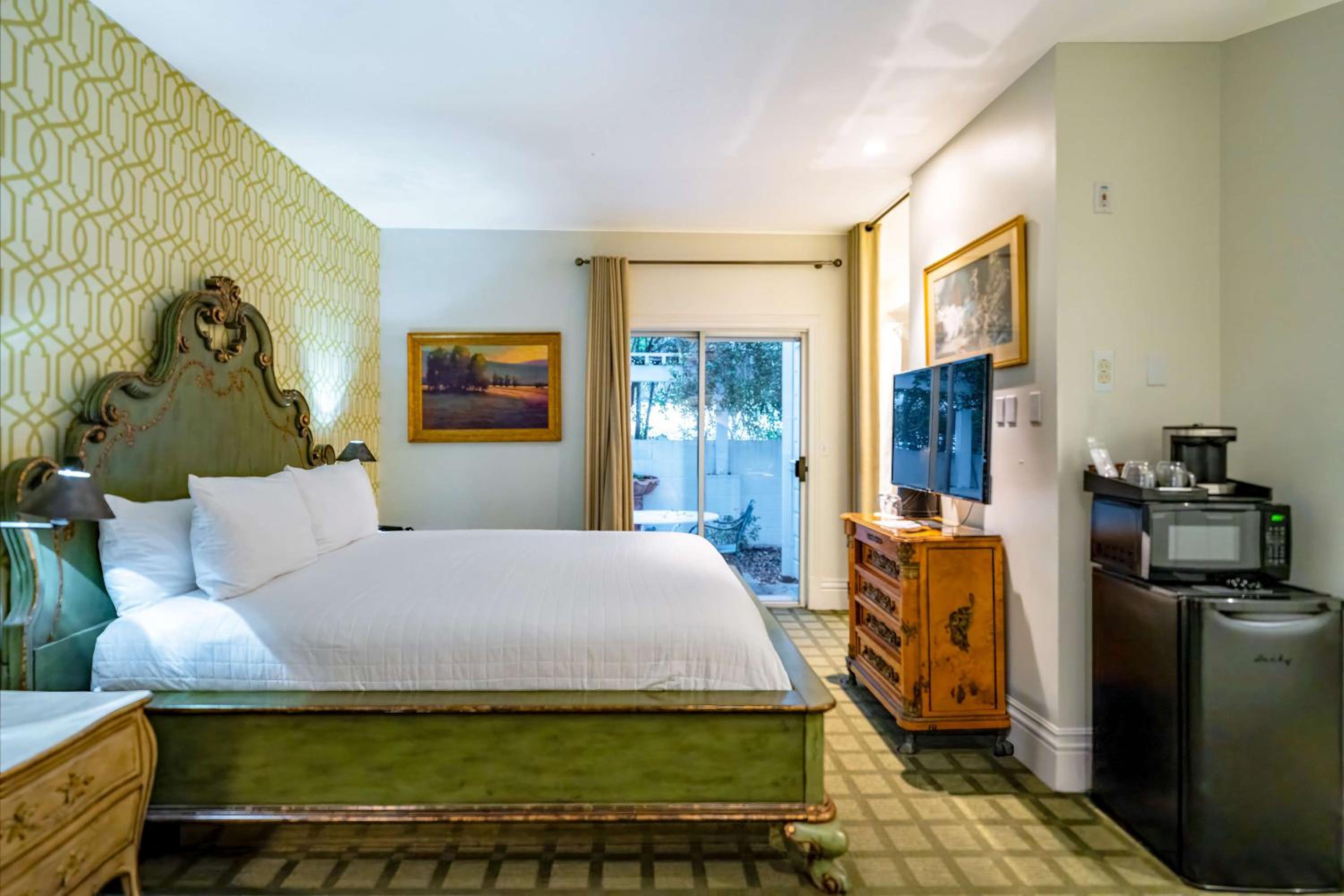 King Room with Fireplace, Jetted Tub and Private Patio - Non-Smoking - Photo 3