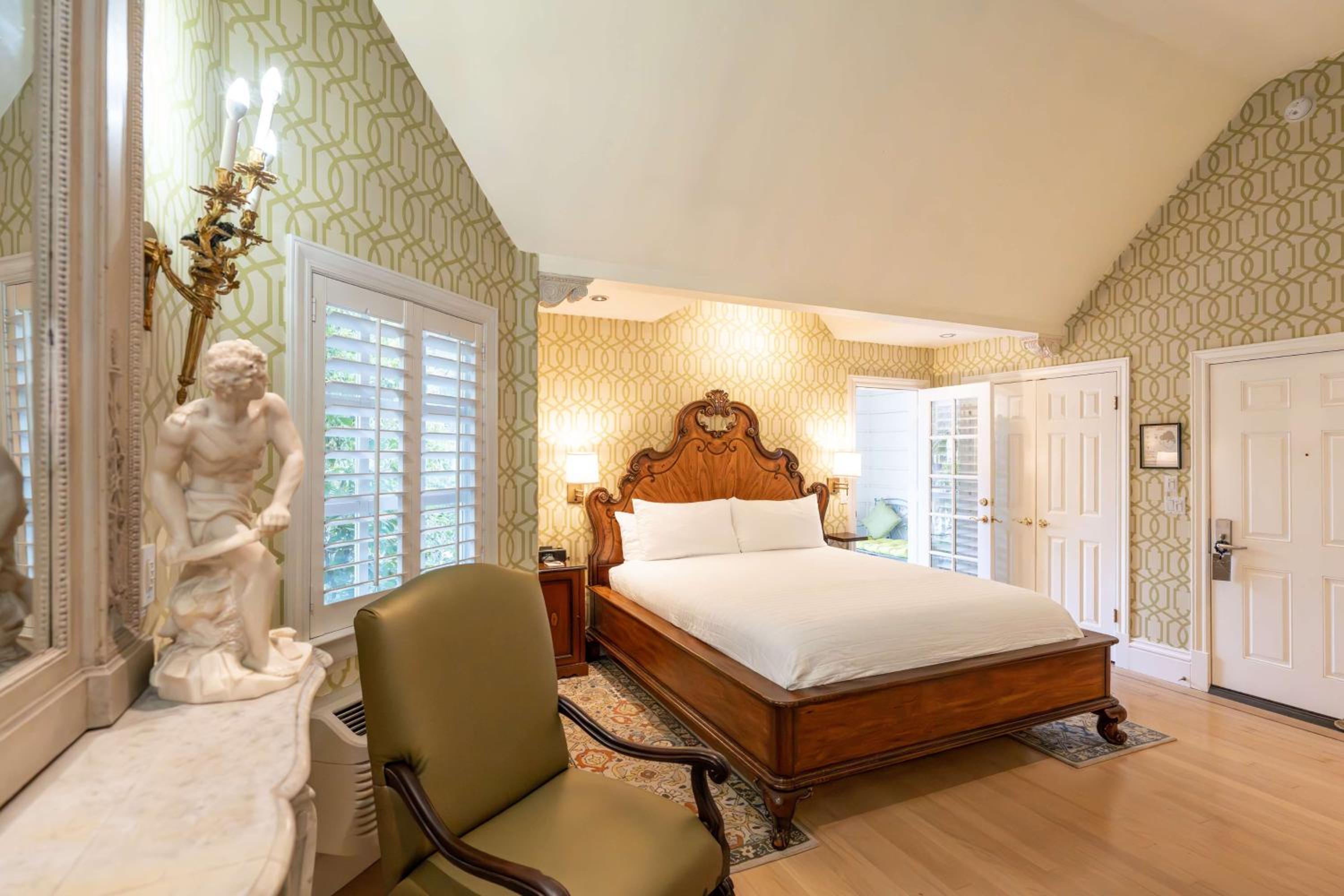 King Room with Fireplace and Spa Bath - Second Floor/Non-Smoking - Photo 1