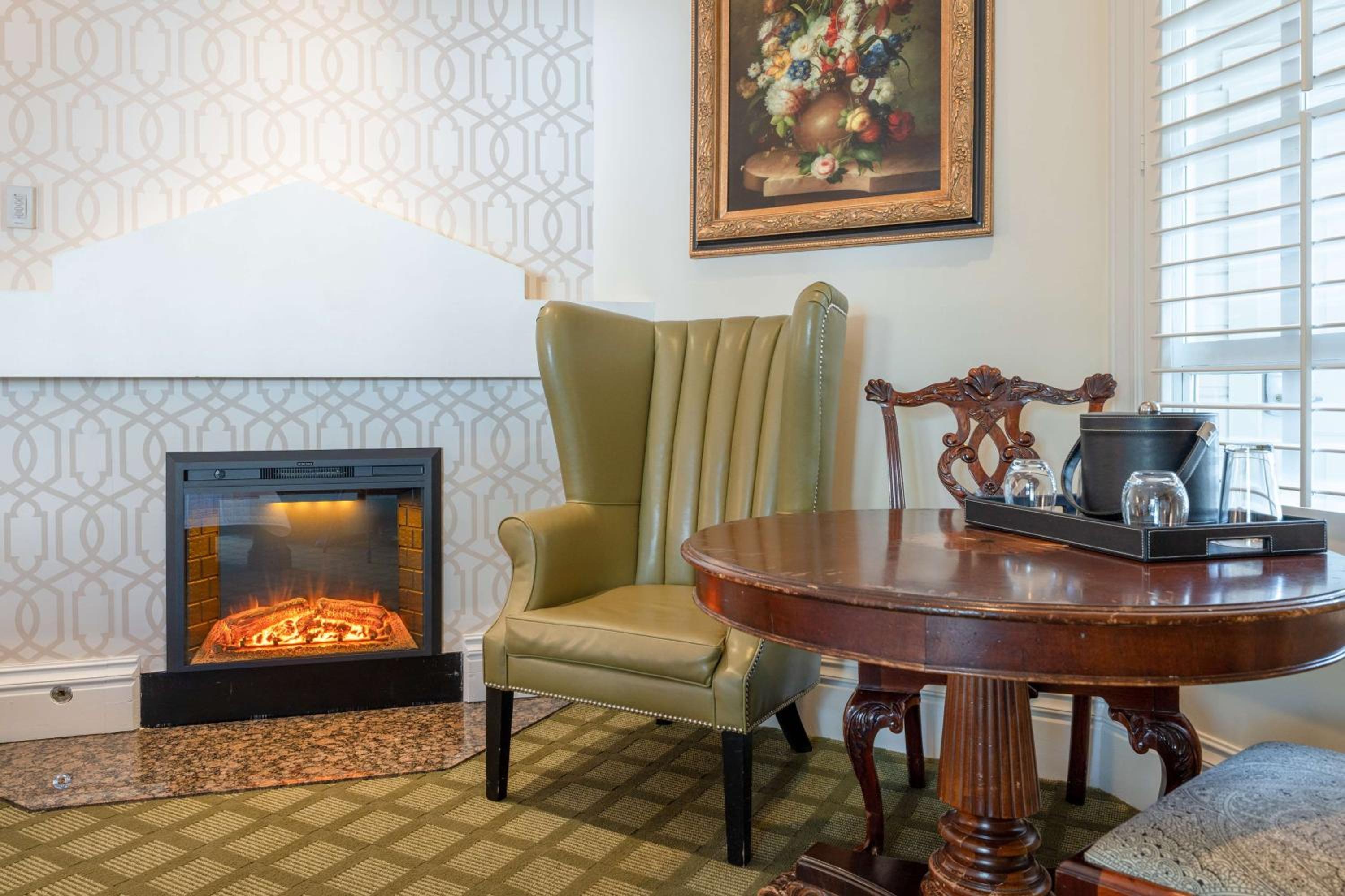 King Room with Fireplace, Jetted Tub and Private Patio - Non-Smoking - Photo 4
