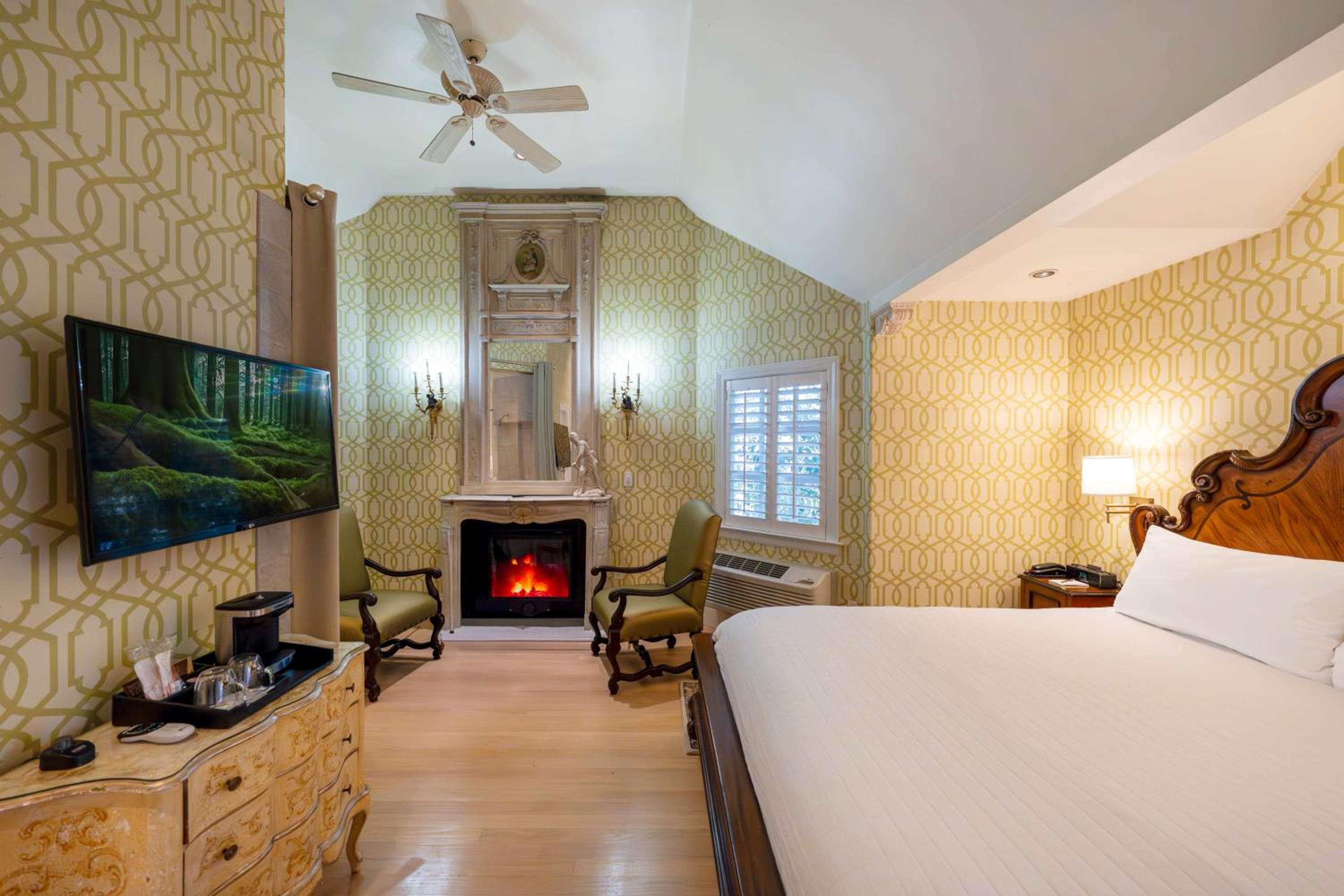King Room with Fireplace and Spa Bath - Second Floor/Non-Smoking - Photo 2