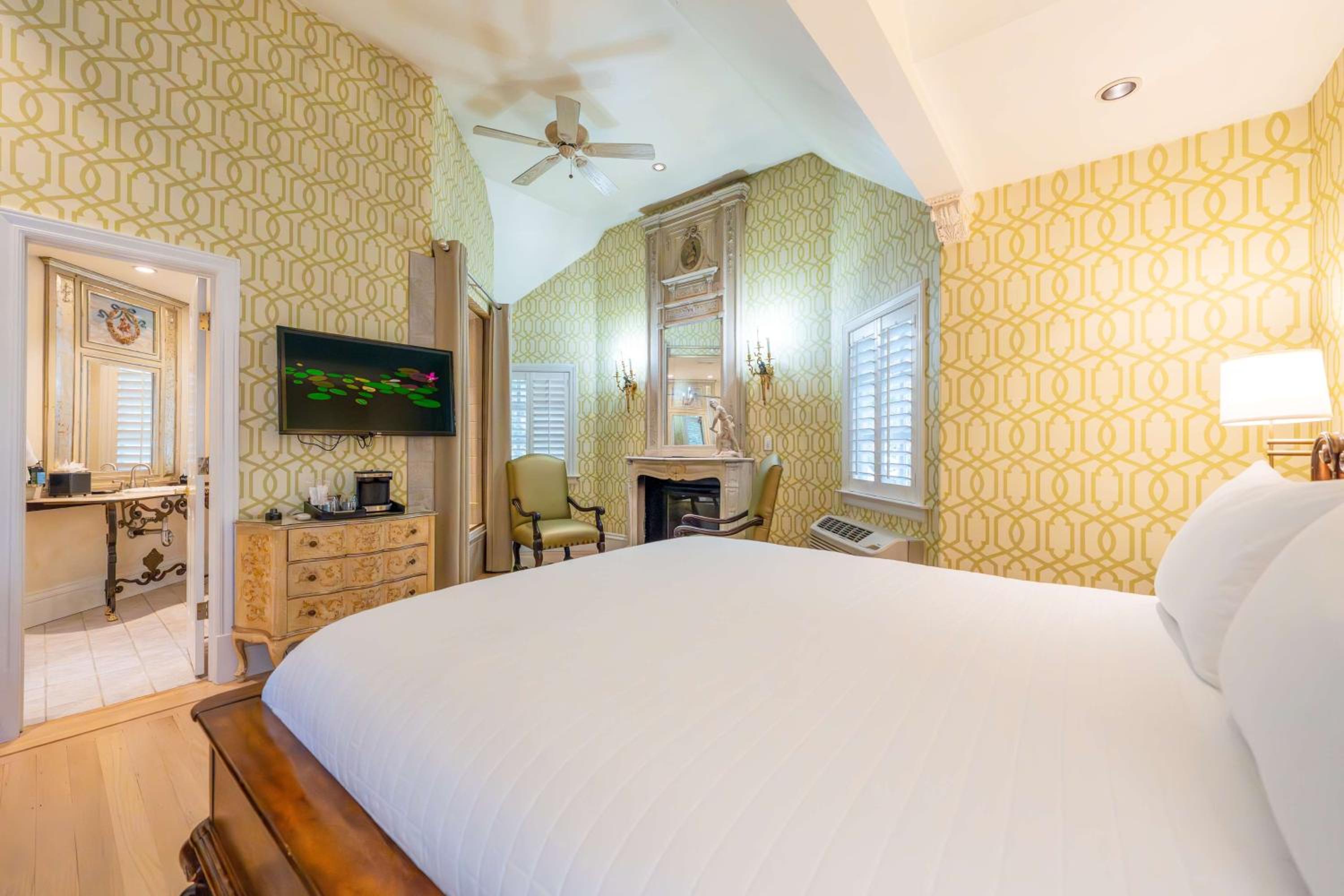 King Room with Fireplace and Spa Bath - Second Floor/Non-Smoking - Photo 3