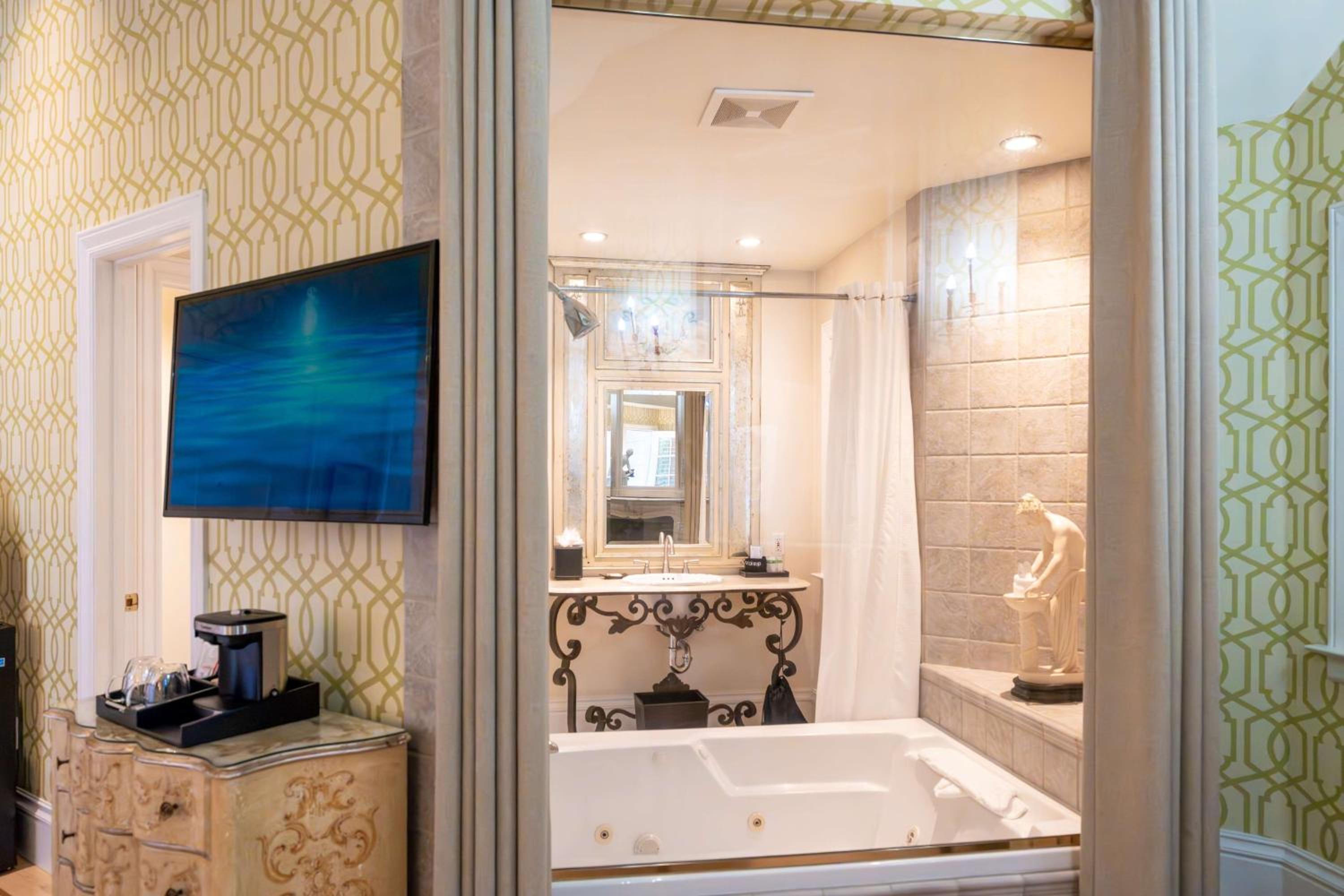 King Room with Fireplace and Spa Bath - Second Floor/Non-Smoking - Photo 4