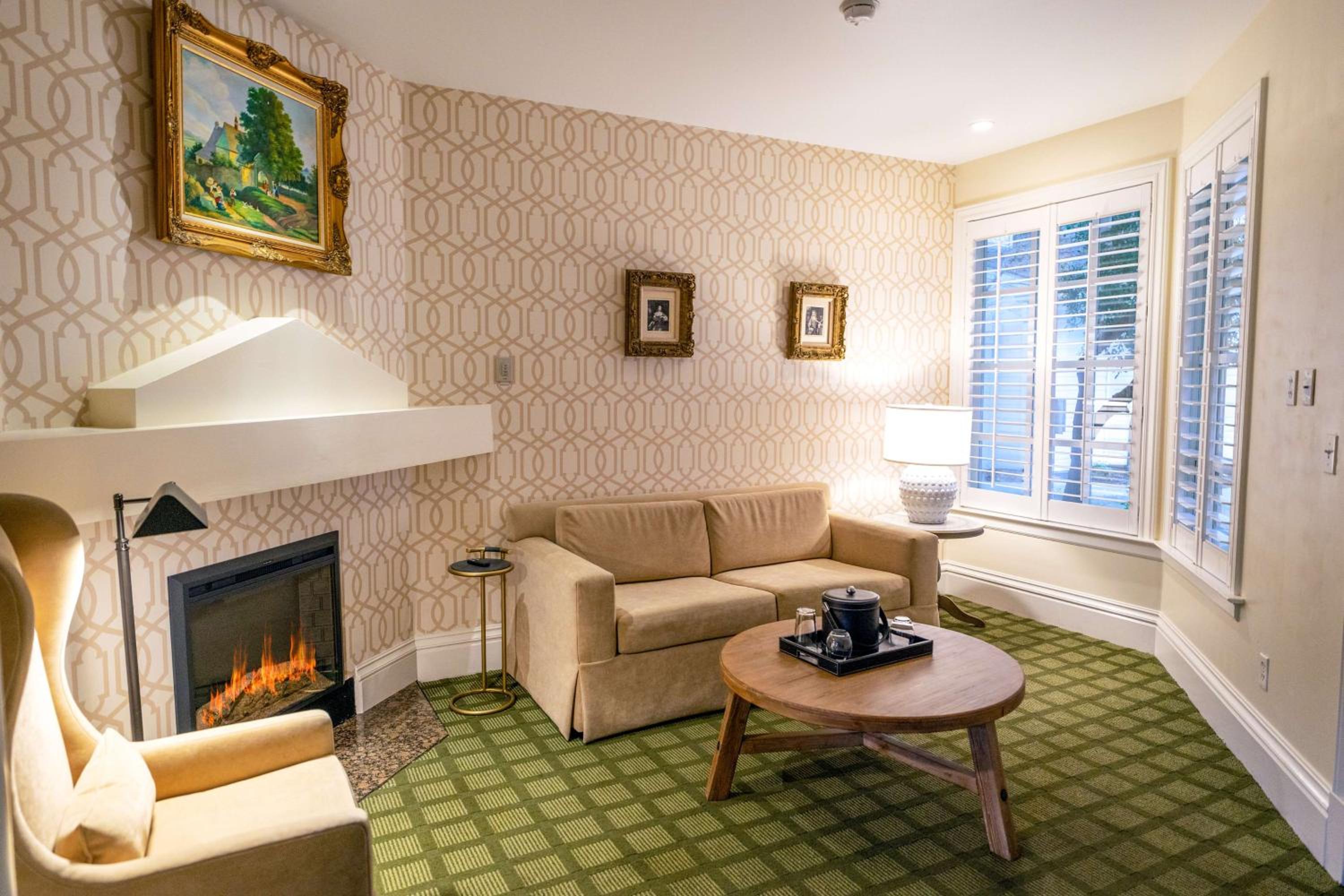 Queen Room with Sofa Bed, Fireplace, Living Area and Private Patio - Non-Smoking photo 1