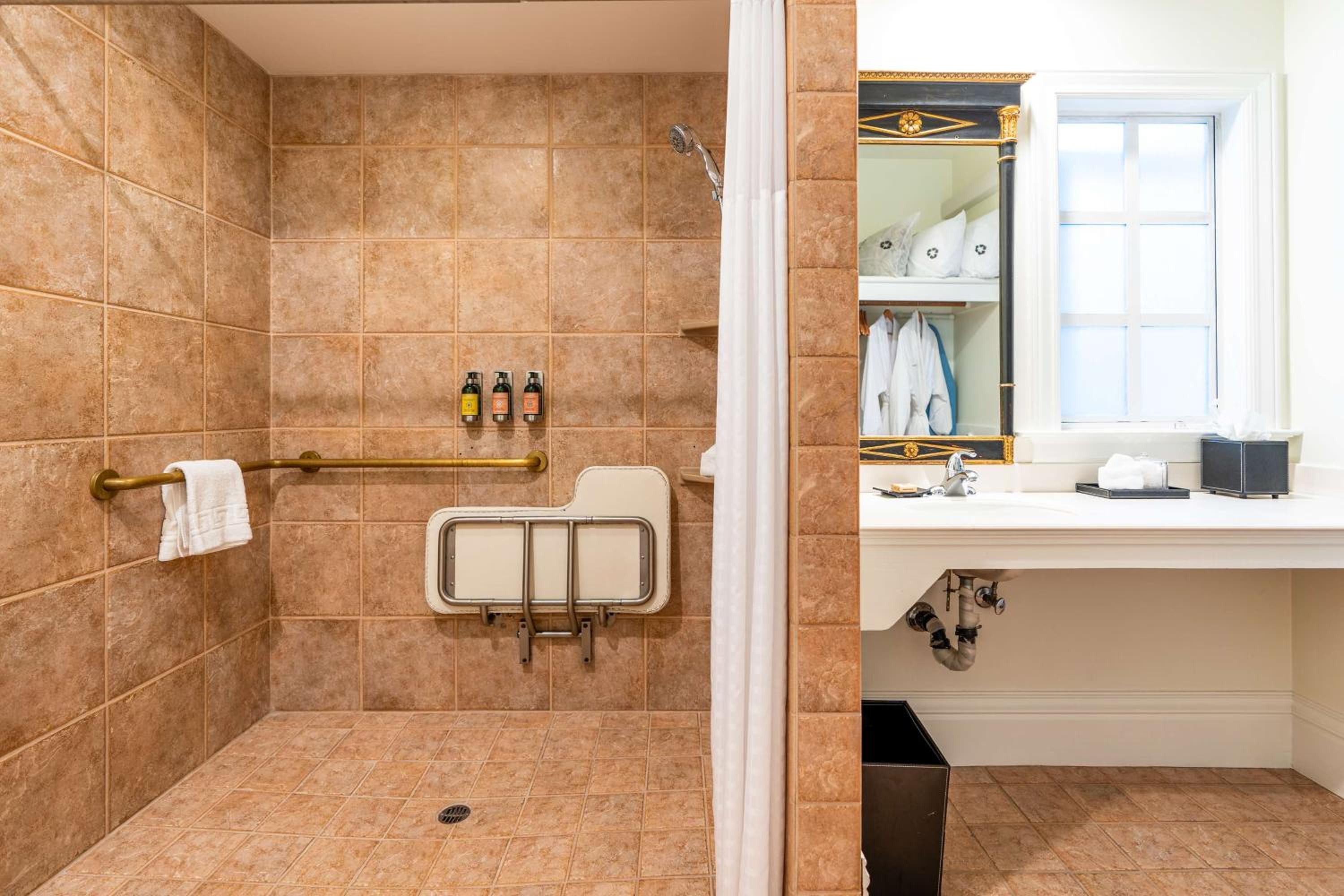 King Room with Roll-In Shower and Fireplace - Disability Access/Non-Smoking - Photo 4