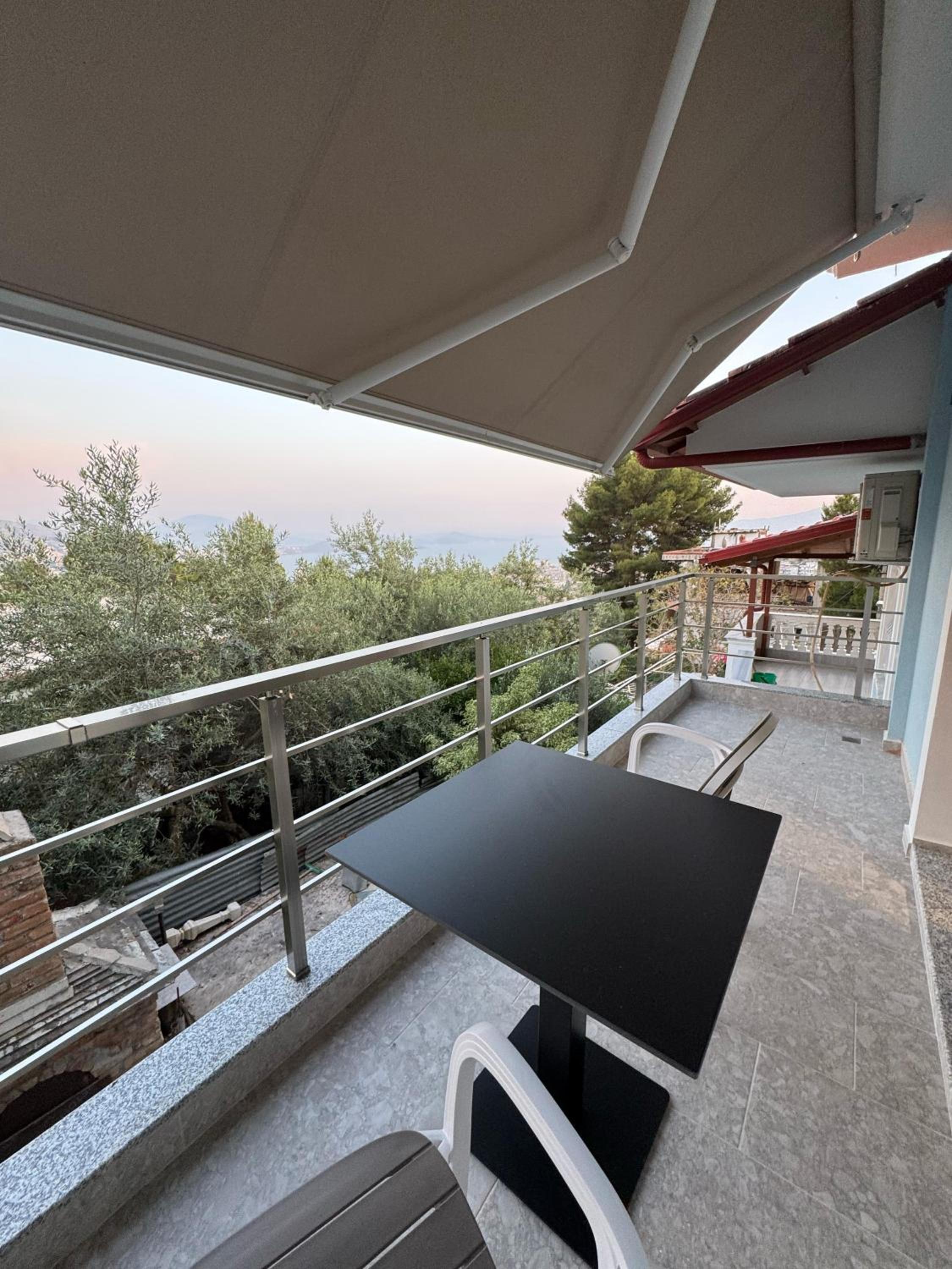 One-Bedroom Apartment with Balcony and Sea View photo 3