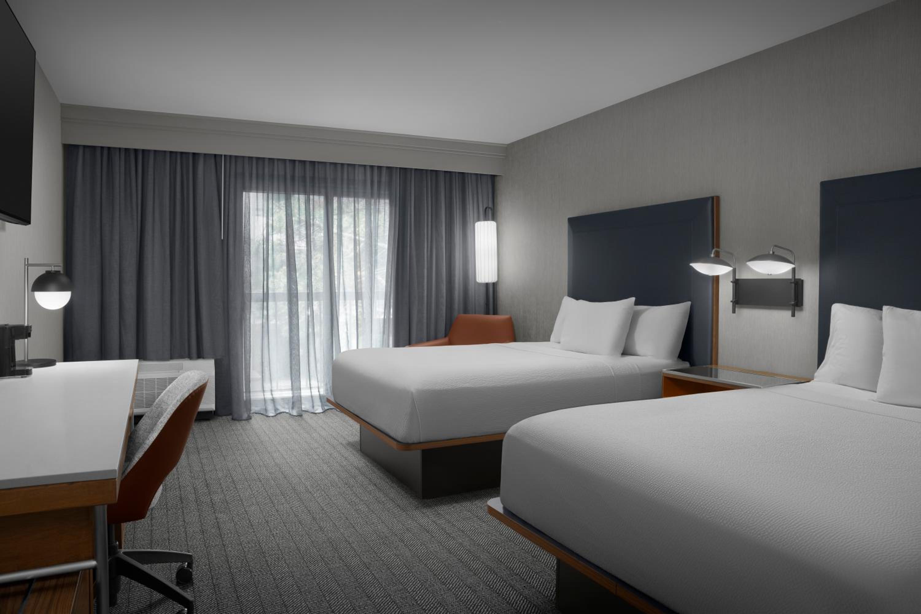 Queen Room with Two Queen Beds - Hearing Accessible - Photo 4