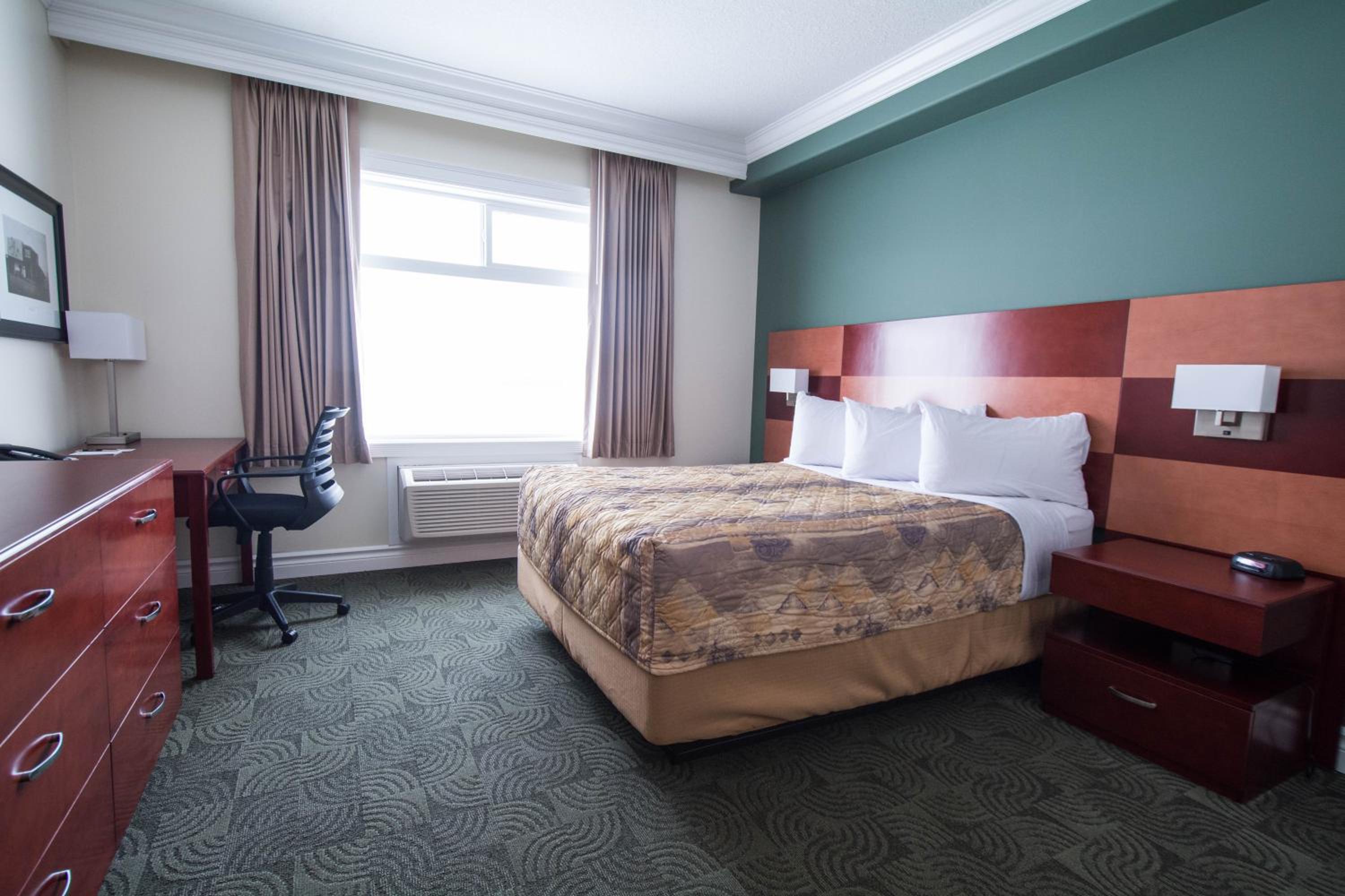 Queen Room photo 2