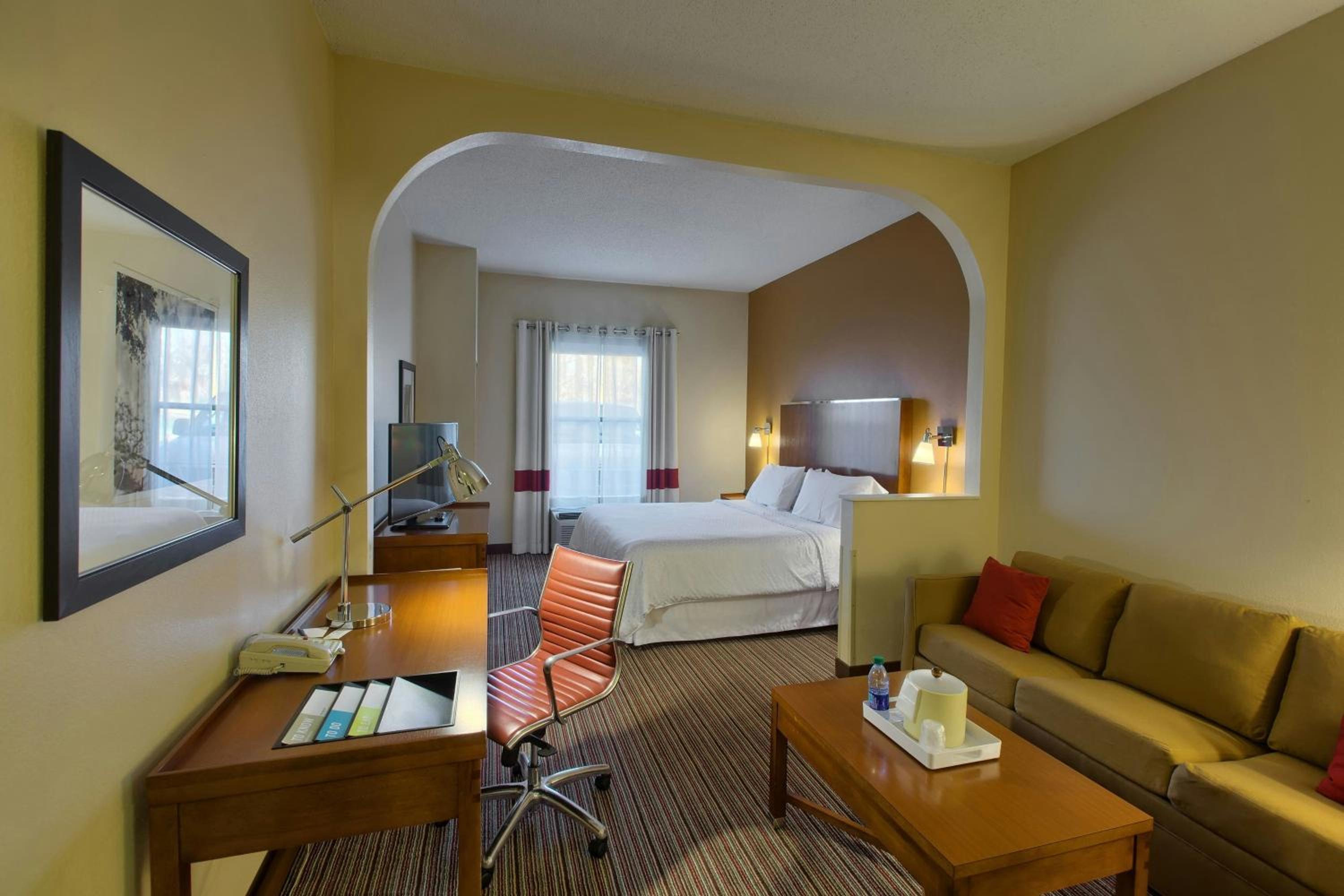 King Room with Adapted Tub - Mobility Accessible - Photo 3