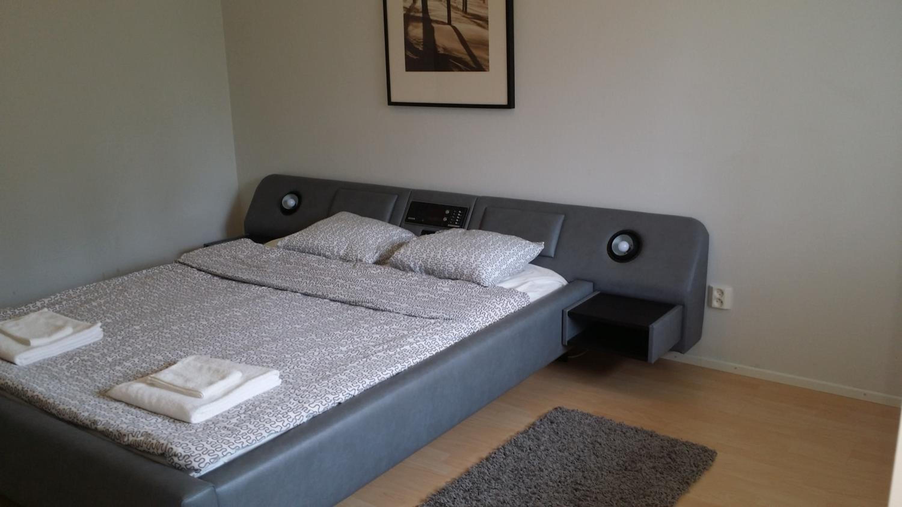 Apartment with Balcony - Photo 7