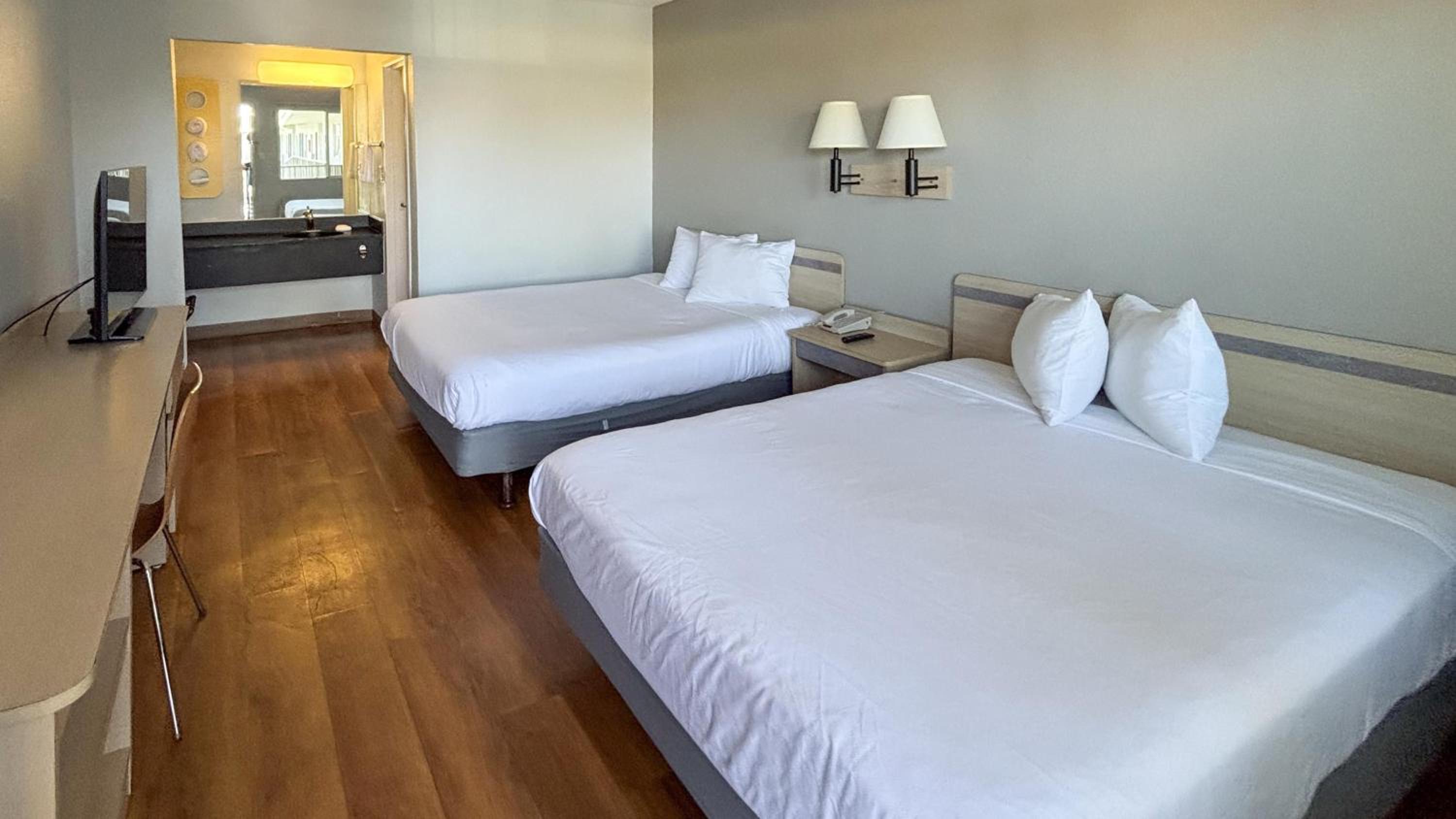 Queen Room with Two Queen Beds - Non-Smoking photo 2