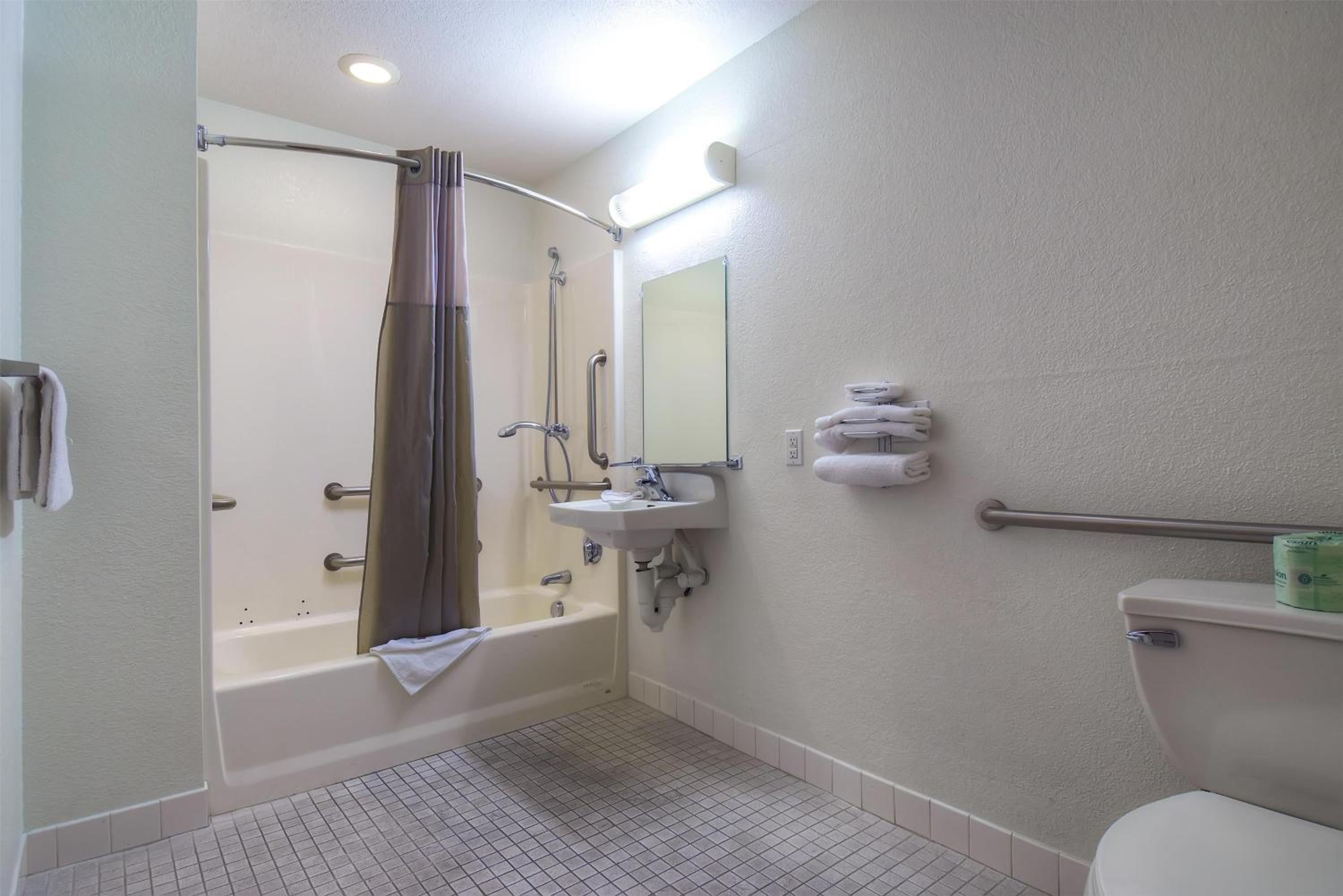 Queen Room - Disability Access - Roll in Shower photo 3