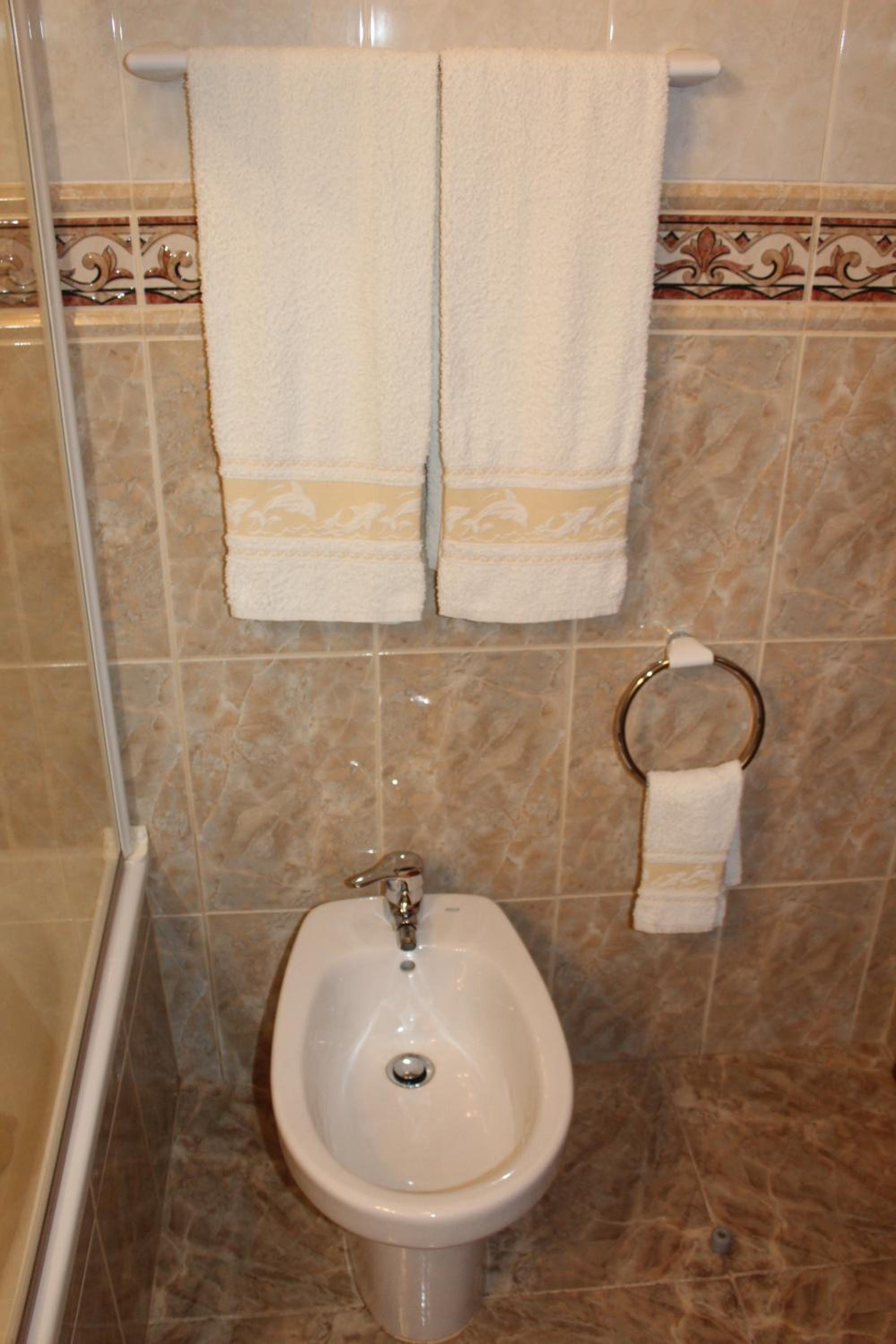 Standard Double Room - Photo 8